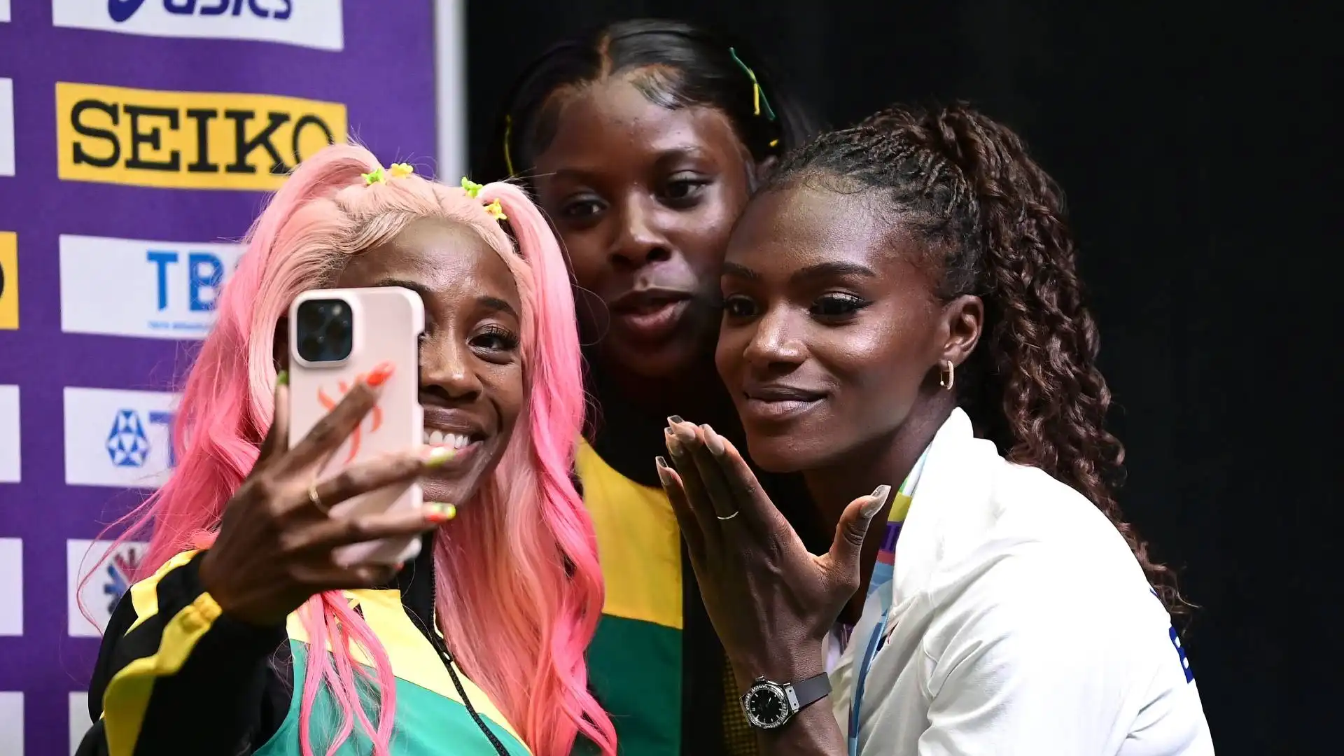 È scappato anche un selfie di rito con le migliori velociste della gara dei 200 m femminile