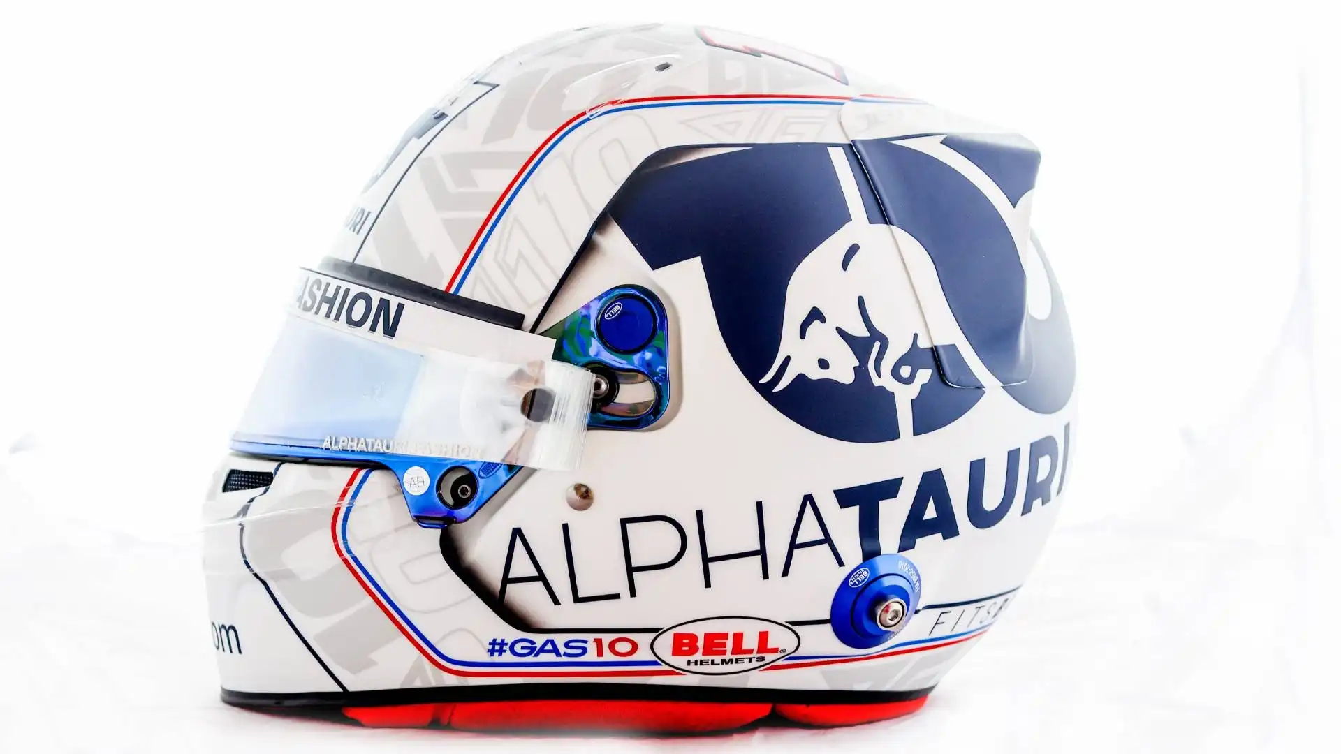Il logo dell'Alpha Tauri assume il colore blu, richiamando quello del tricolore francese