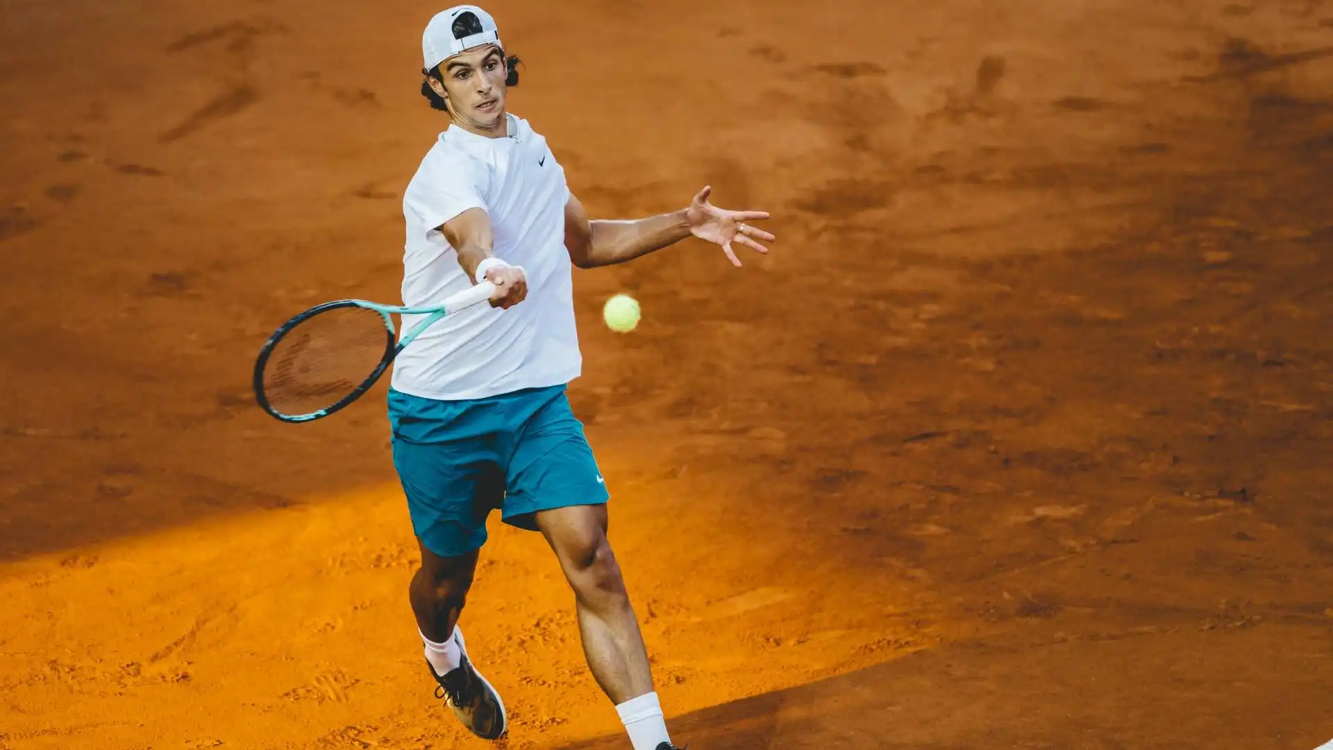 Lorenzo non è nuovo a colpi del genere: il suo tennis è ricco di variazioni e colpi spettacolari