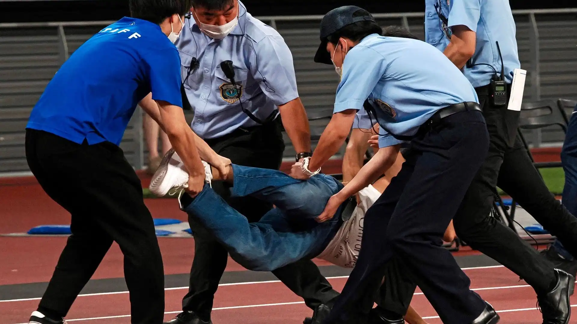 Brivido della serata: un tifoso ha invaso il capo ed è stato catturato dalle forze dell'ordine