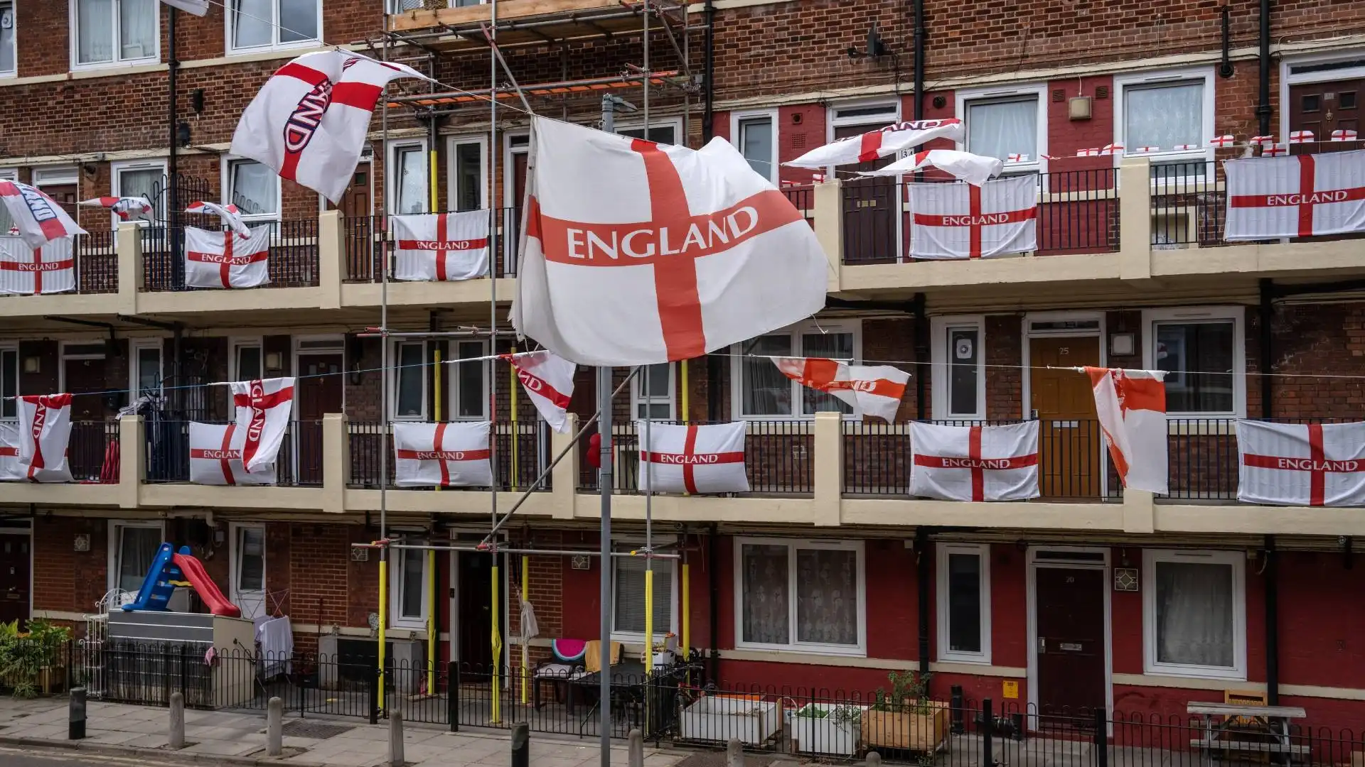 Bandiere inglesi appese su tutti i balconi dell'area londinese di  Bermondsey