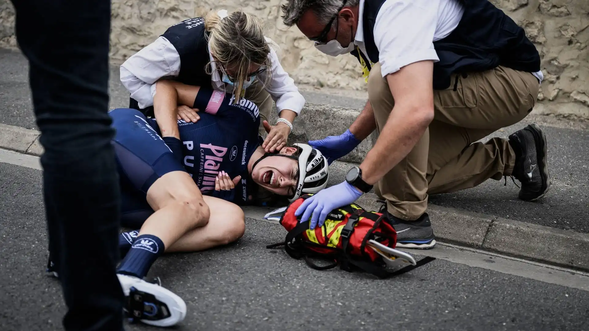 Maxi caduta al Tour de France femminile
