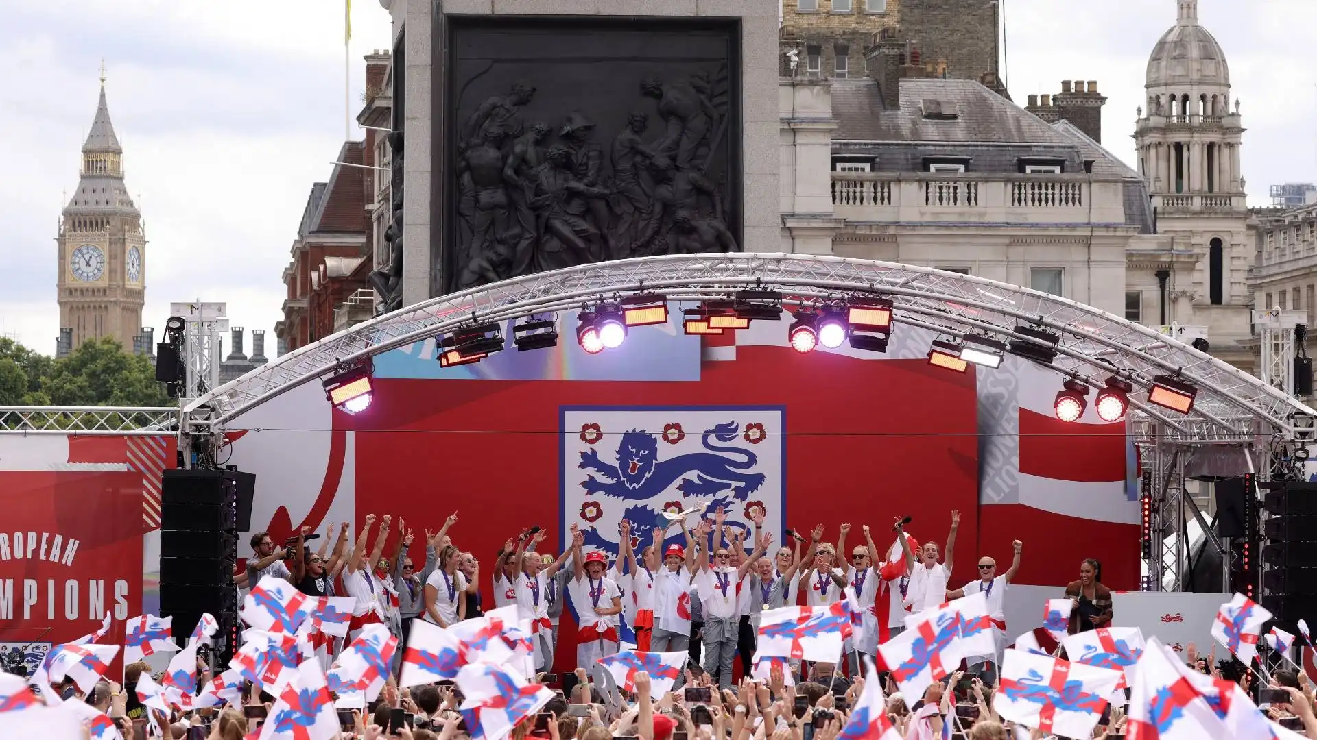 Le Leonesse hanno celebrato la vittoria dell'Europeo, scendendo in piazza nella capitale inglese