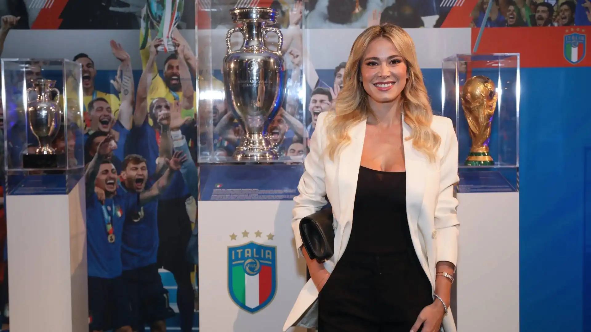Diletta posa con i trofei della Nazionale azzurra