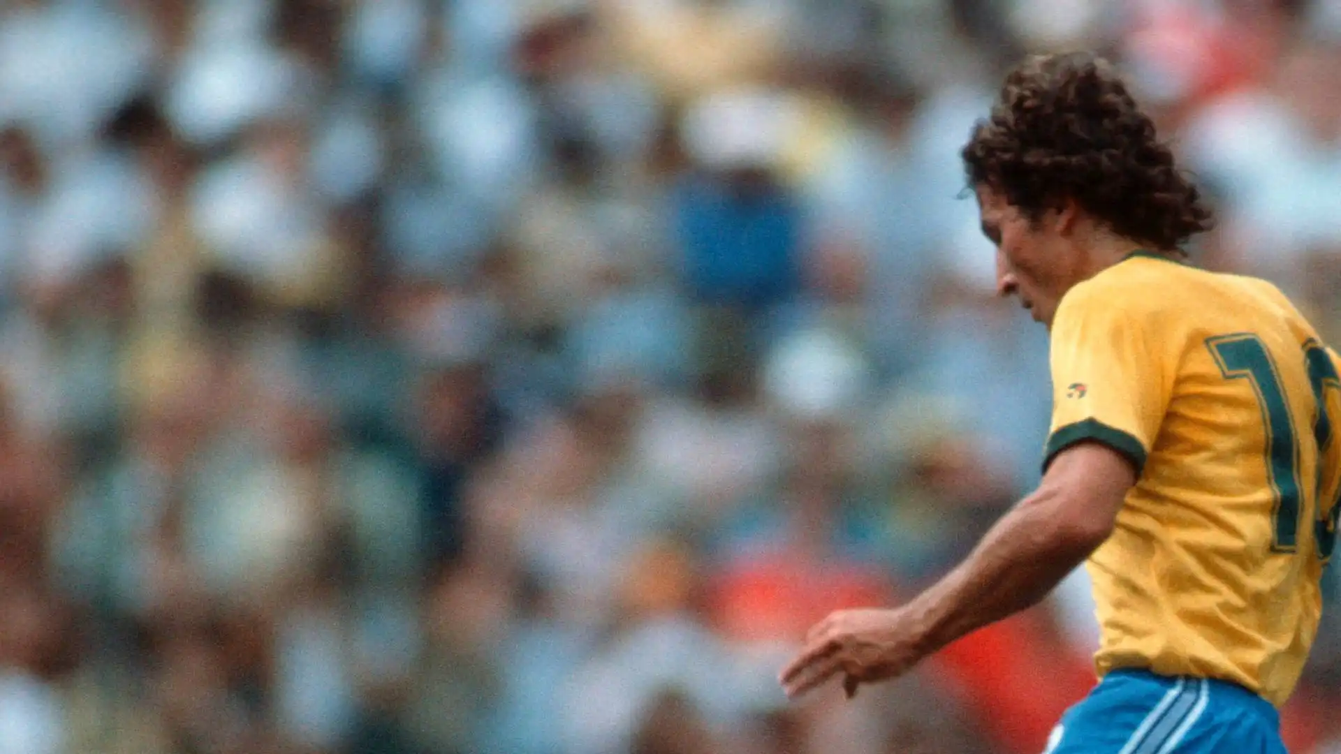 Zico (Udinese): Nel 1983, la stella brasiliana si trasferisce dal Flamengo all'Udinese, un affare senza precedenti. L'acquisto del Galinho costò circa 6 miliardi di lire