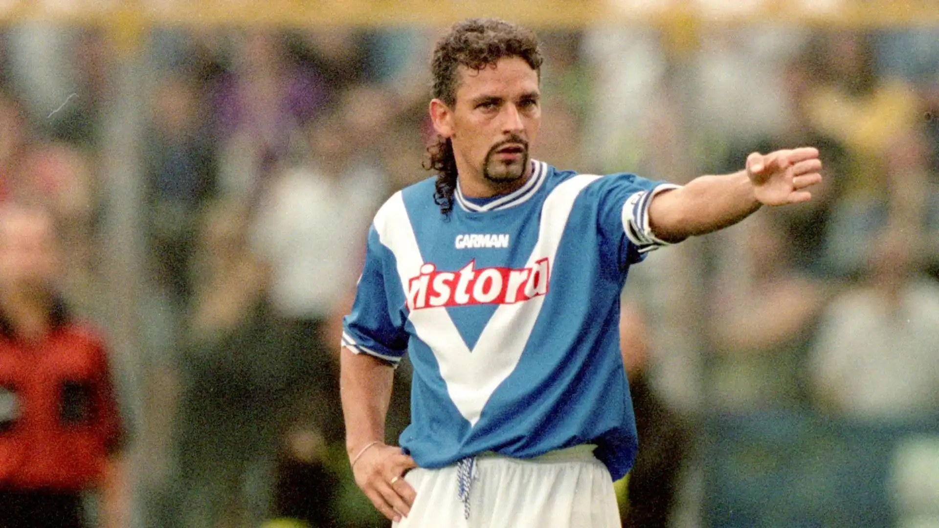 Roberto Baggio (Brescia): Il Divin Codino dopo Vicenza e Fiorentina ha vestito le maglie di Juve, Milan, Bologna e Inter, poi la sorpresa. Il 14 settembre 2000 sbarca nel neopromosso Brescia di Carlo Mazzone, a cui regalerà emozioni e puro spettacolo