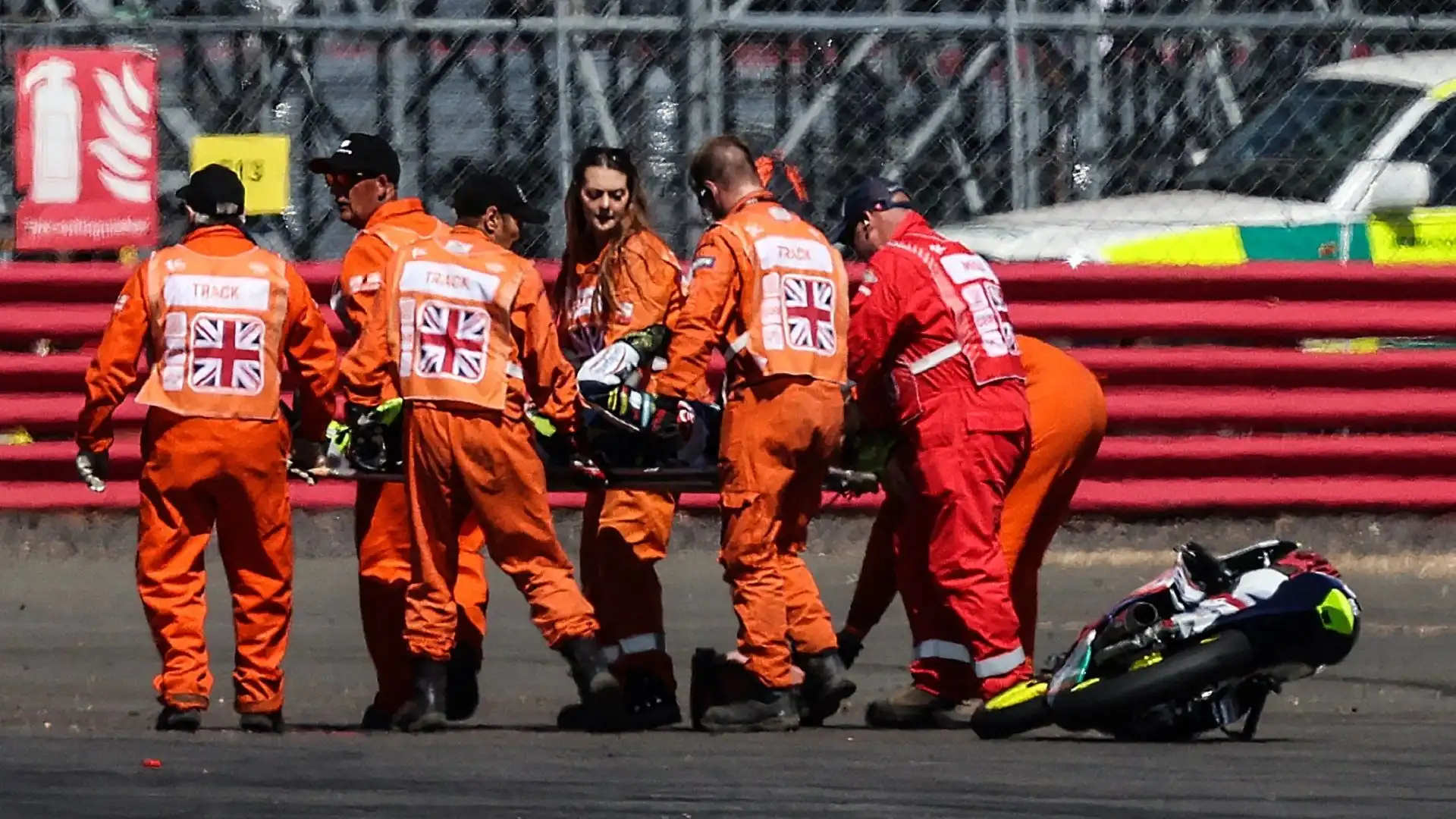 Il giapponese del team Sterilgarda Ayumu Sasaki è stato protagonista di un brutto incidente in Moto3, durante il Gp di Silverstone