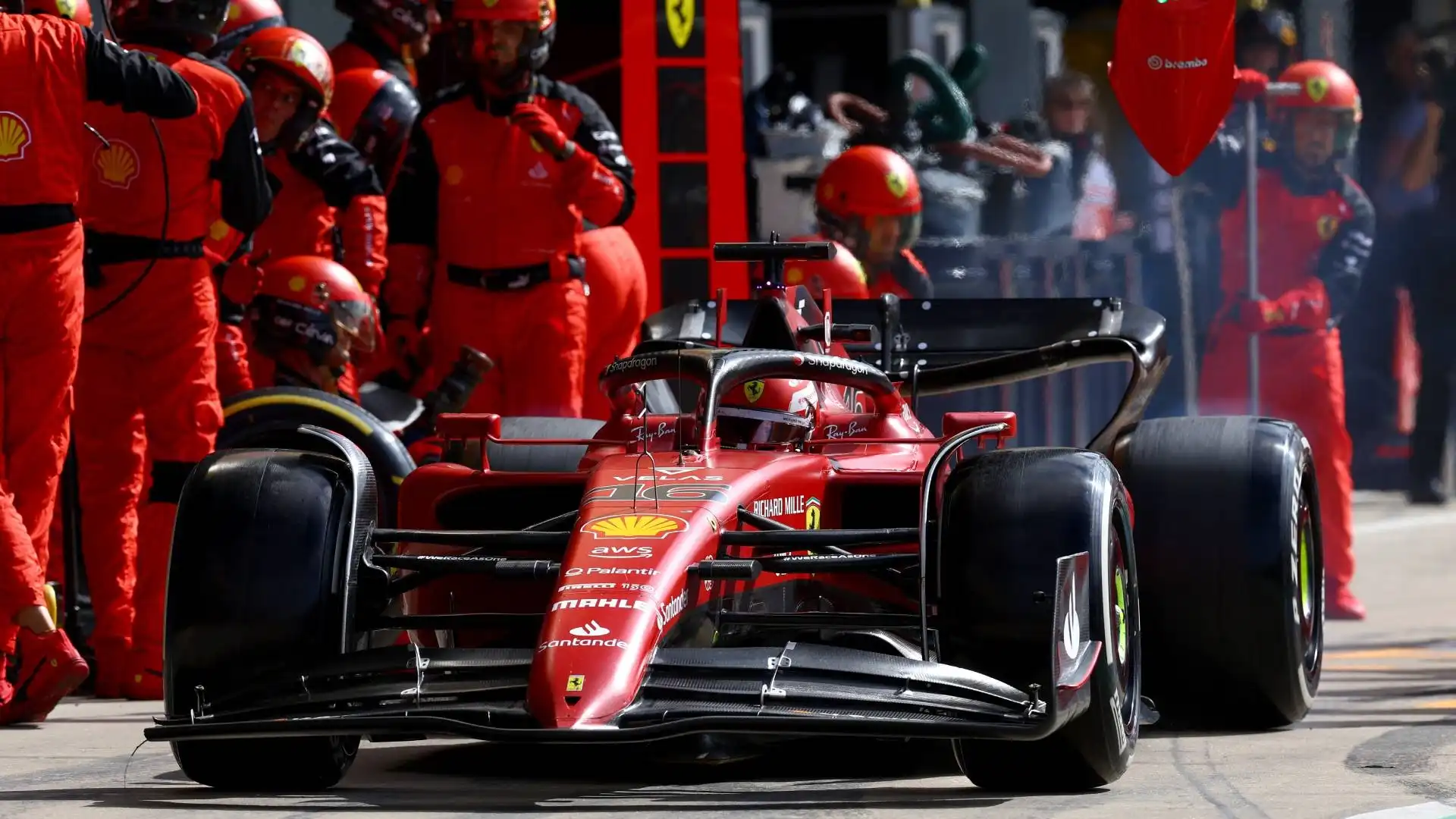 Sul circuito di Silverstone altro ennesimo errore del muretto Ferrari: Charles non viene richiamato ai box per un doppio pit-stop, mentre entra la safety car, e termina quarto. Volano via altri 13 punti