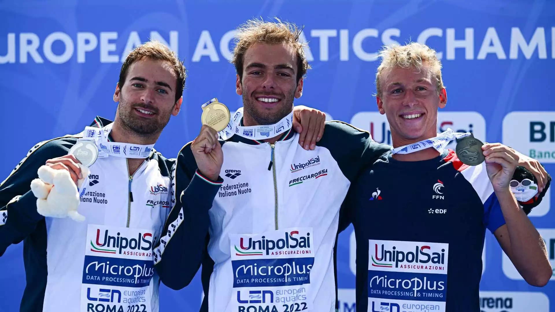 Foto di rito con la medaglia. Completano il podio l'italiano Domenico Acerenza (argento) e il francese Marc-Antoine Olivier (bronzo)