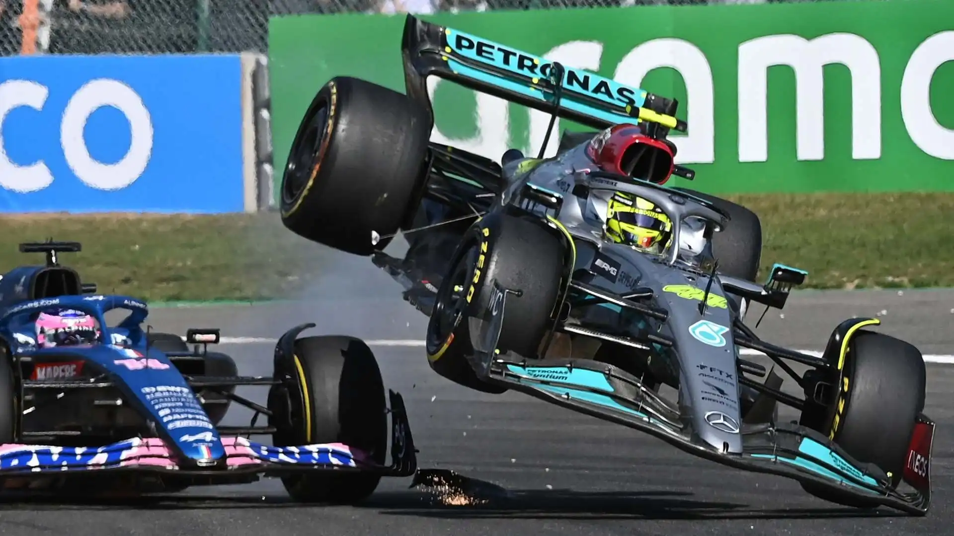 Lewis Hamilton è costretto al ritiro a Spa, dopo un contatto con Alonso