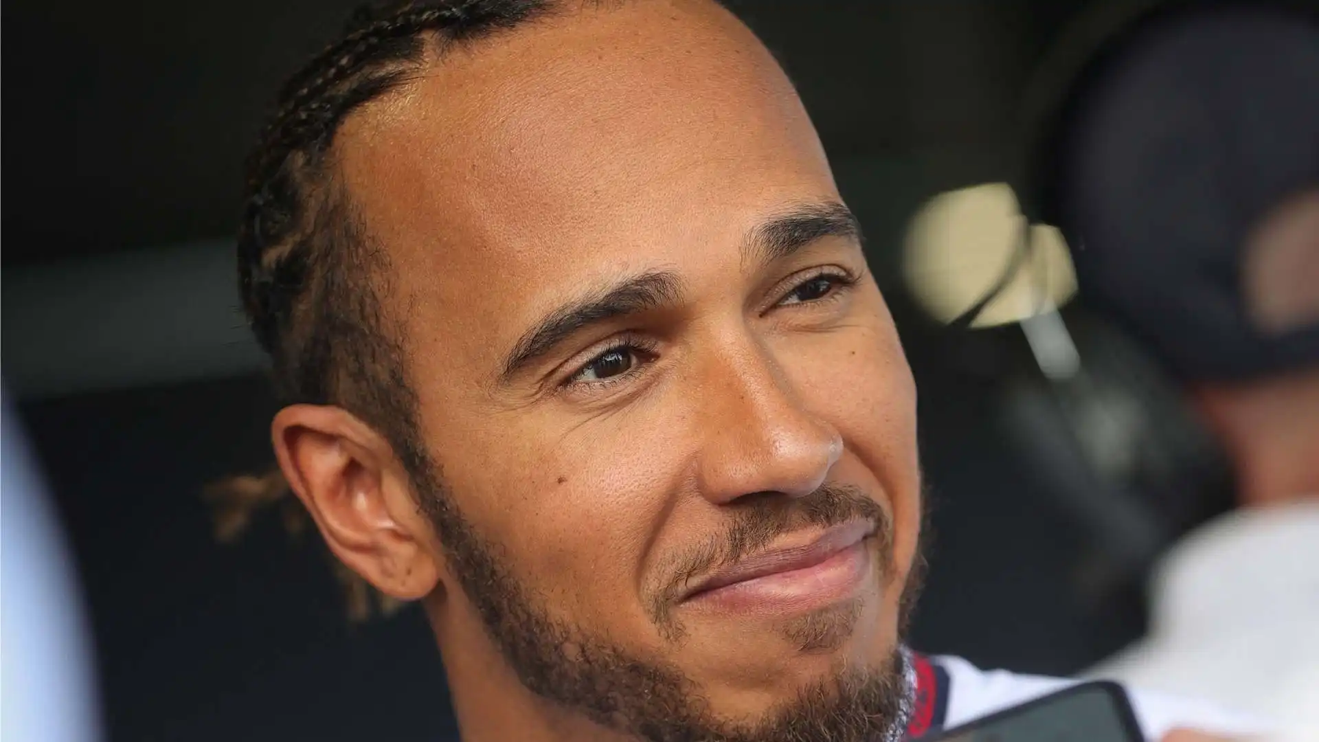 Dopo il Gp, Hamilton si è anche lasciato sfuggire un sorriso: grande sollievo dopo lo spavento