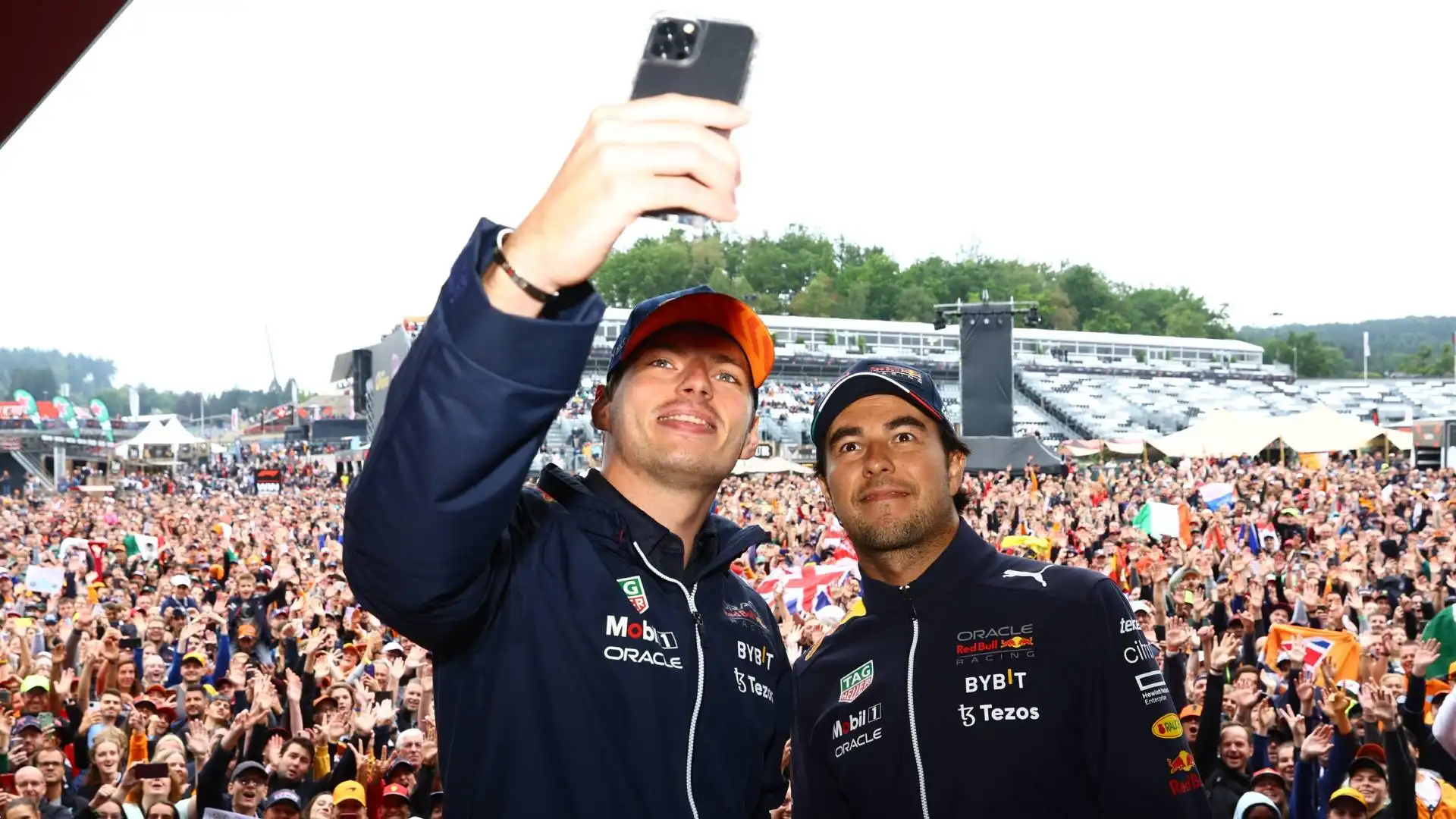 Un selfie con il compagno di squadra Sergio Perez, con i propri tifosi sullo sfondo