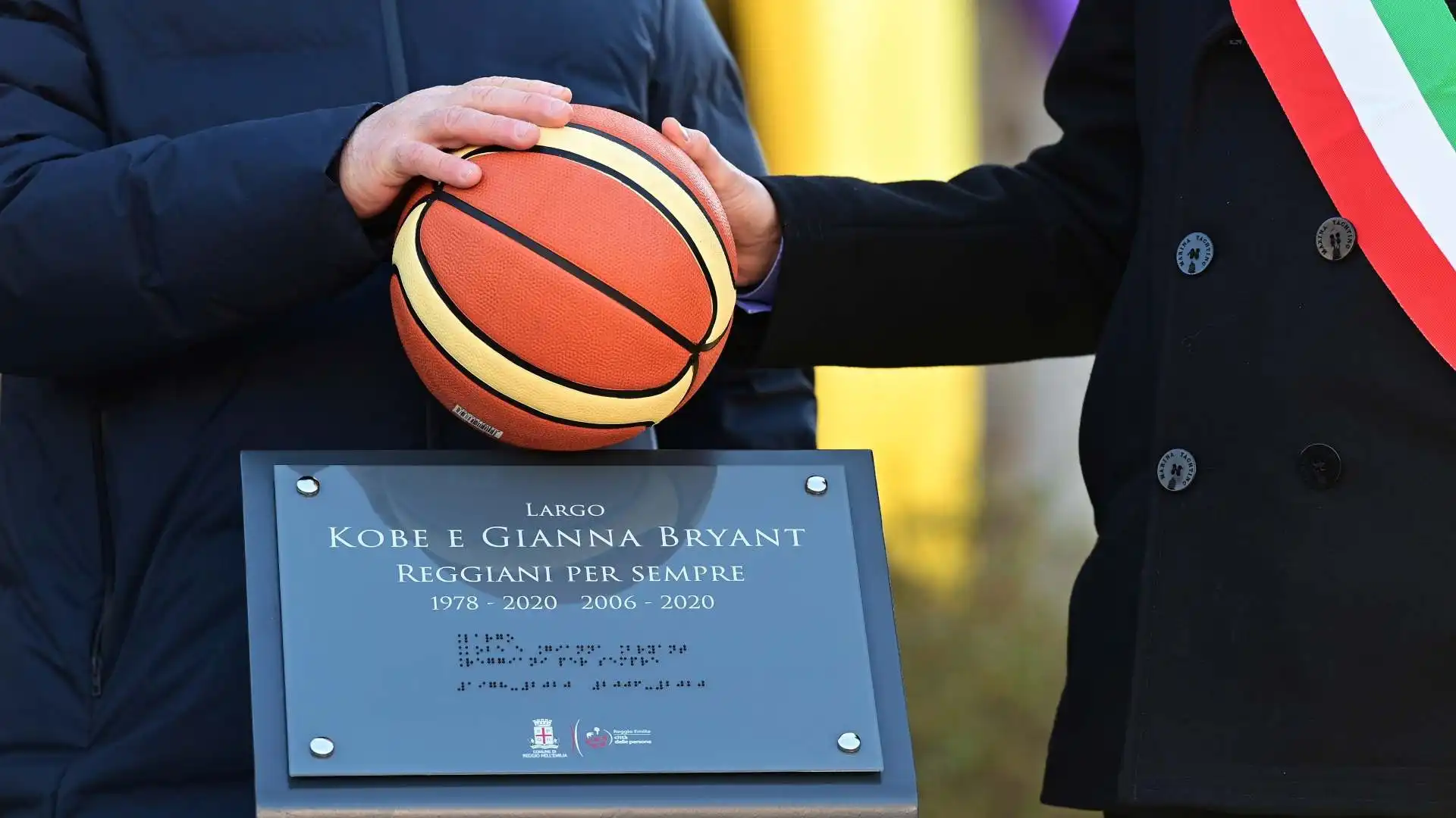 Kobe e Gianna sono anche diventati cittadini onorari di Reggio Emilia, una delle città dove ha giocato il padre del Mamba