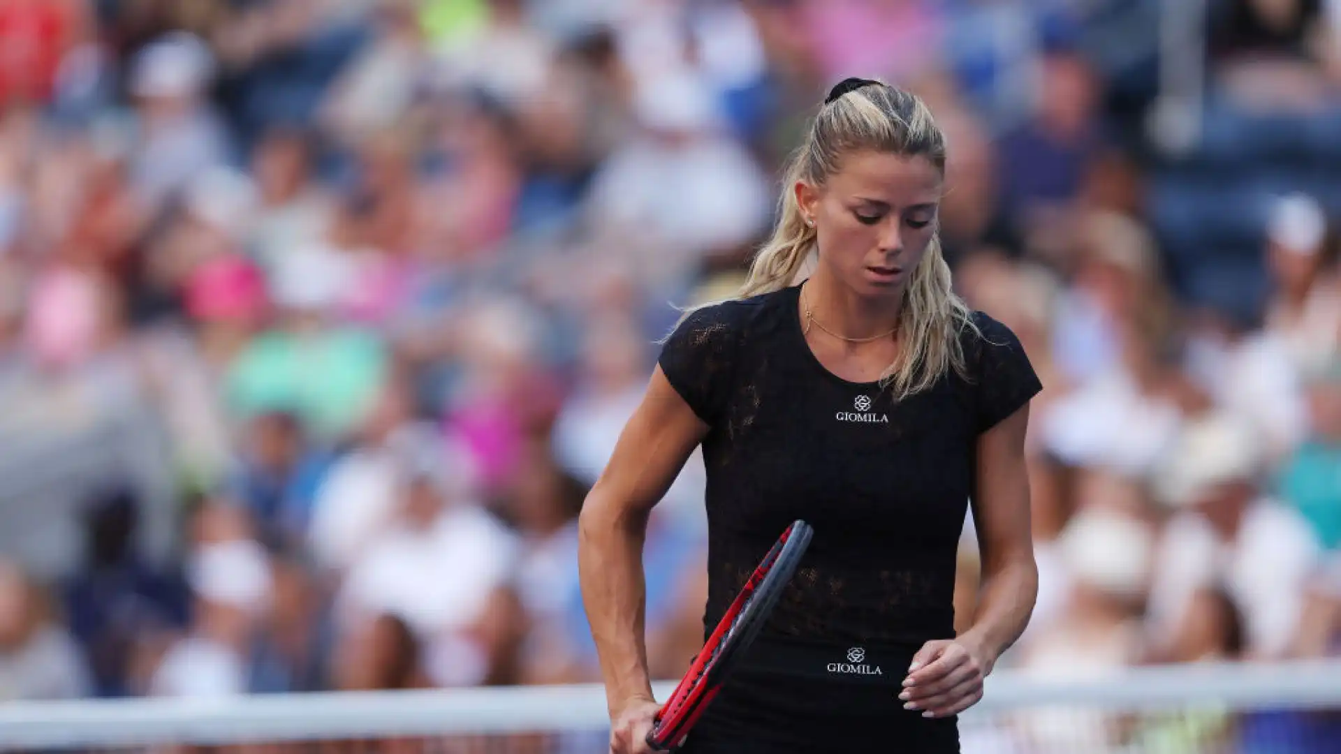 Camila Giorgi ha comunque fatto il solito figurone con il suo completo nero sul Louis Armstrong Stadium a New York.