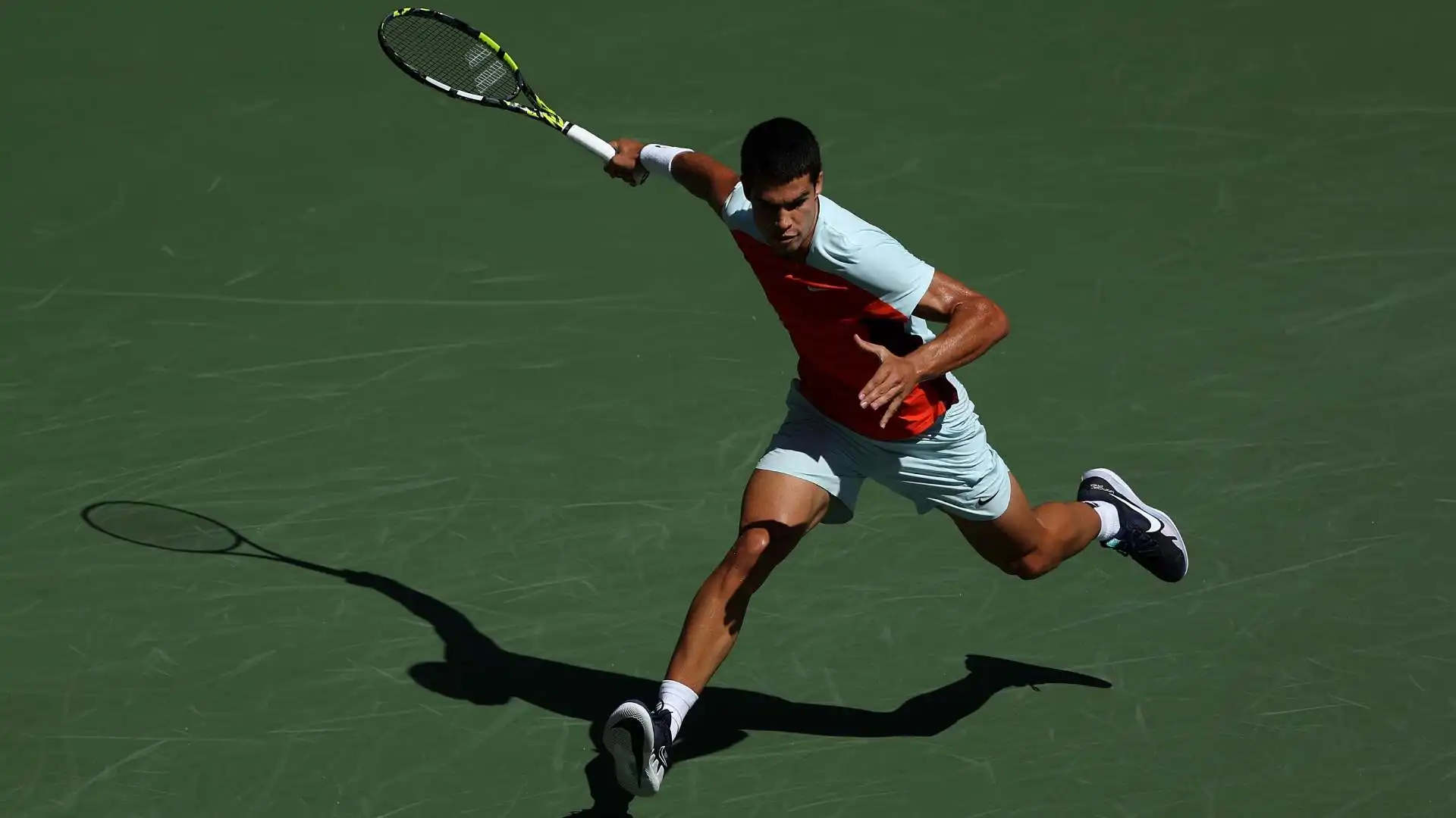 Il tennista spagnolo ha sfoggiato pose plastiche nel match d'esordio degli US Open