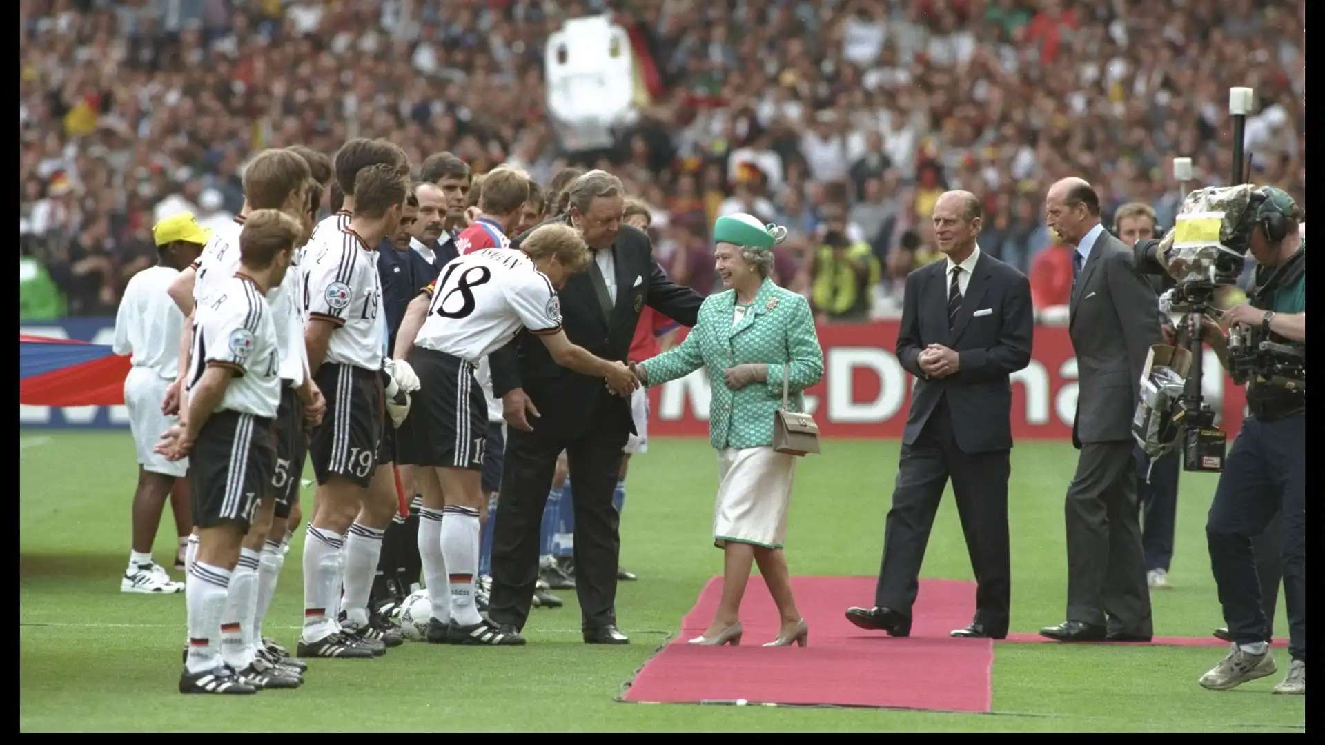 Il saluto ai giocatori tedeschi prima della finale degli Europei di calcio del 1996