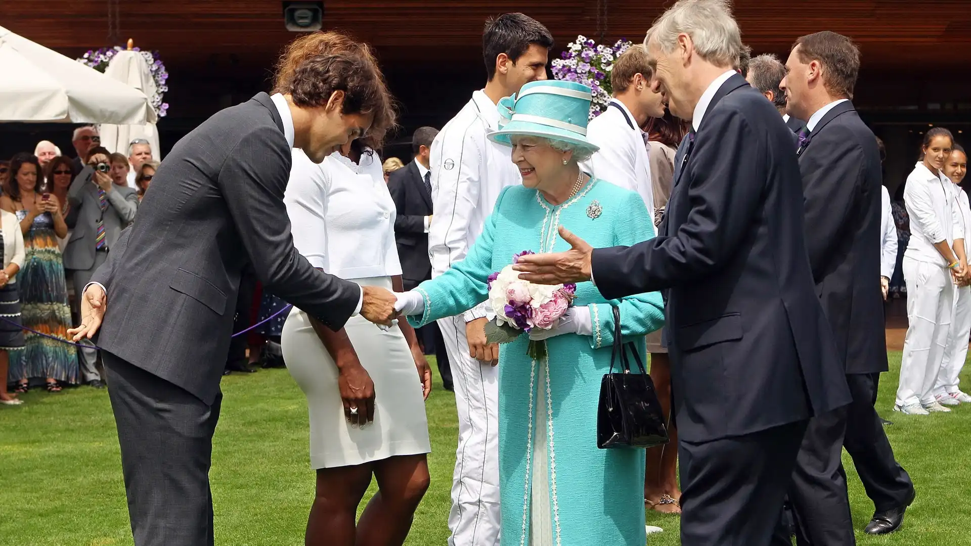 Anche Roger Federer si inchina alla presenza di Sua Maestà la Regina