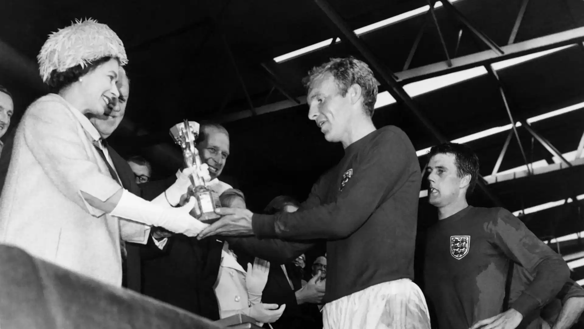 La Regina Elisabetta premia Bobby Moore, capitano dell'Inghilterra campione del mondo nel 1966