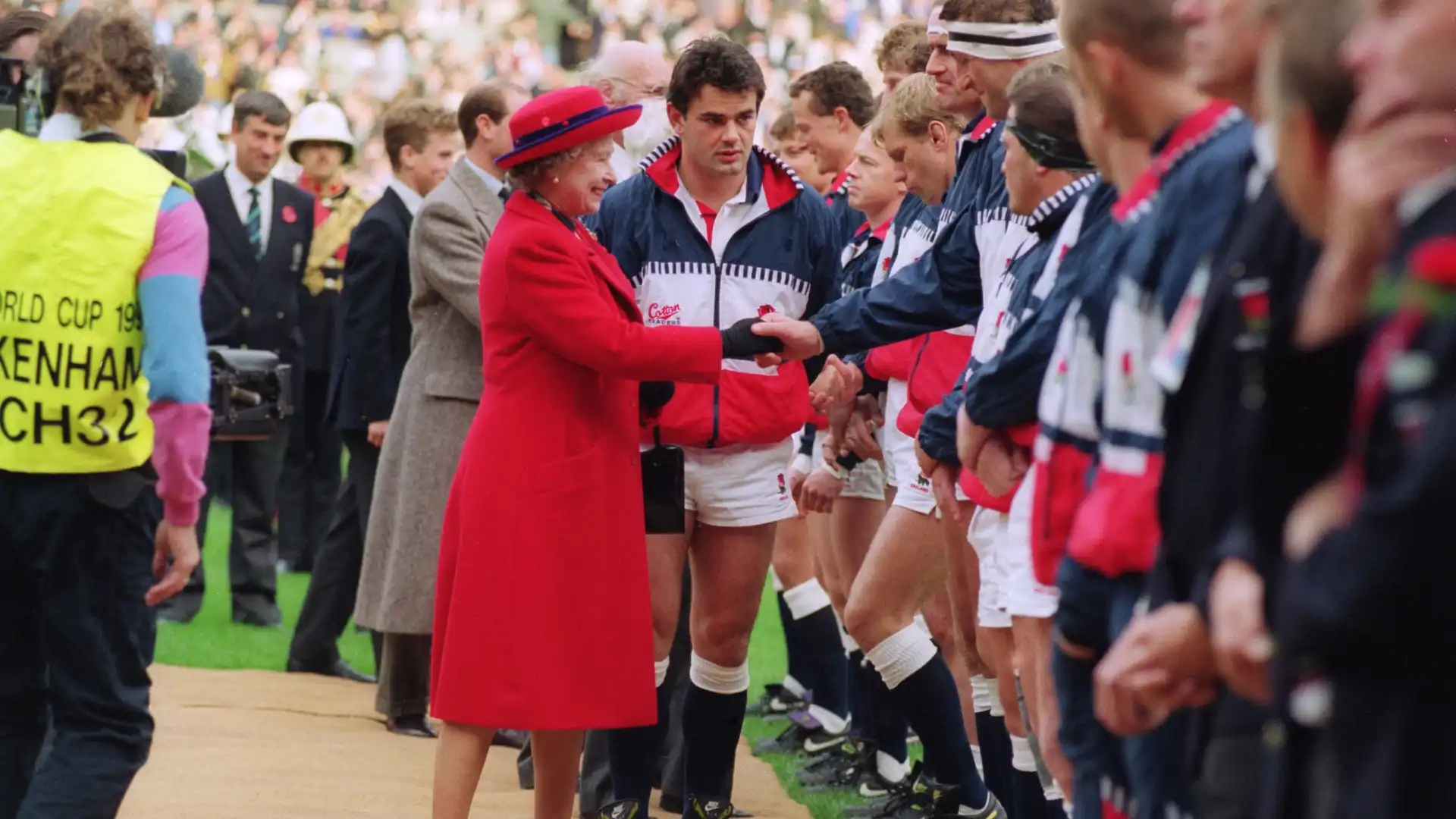 La Regina incontra gli atleti inglesi alla Rugby World Cup Final del 1991