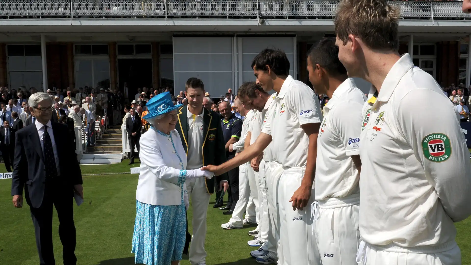 La Regina saluta gli atleti al Cricket Ground di Londra, nel 2013