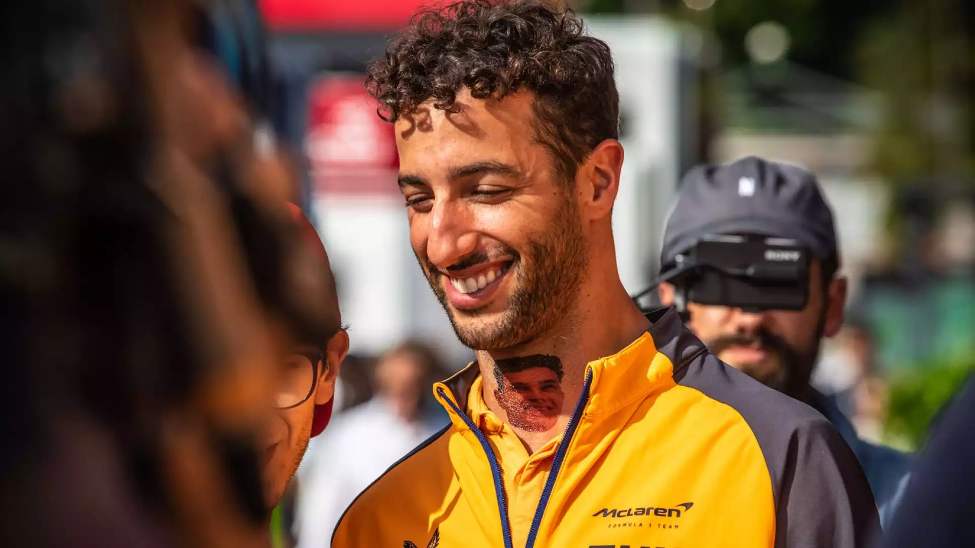 A Monza in conferenza stampa Ricciardo si è presentato con un tatuaggio (temporaneo) sul collo raffigurante proprio Norris. Foto di Cristian Lovati