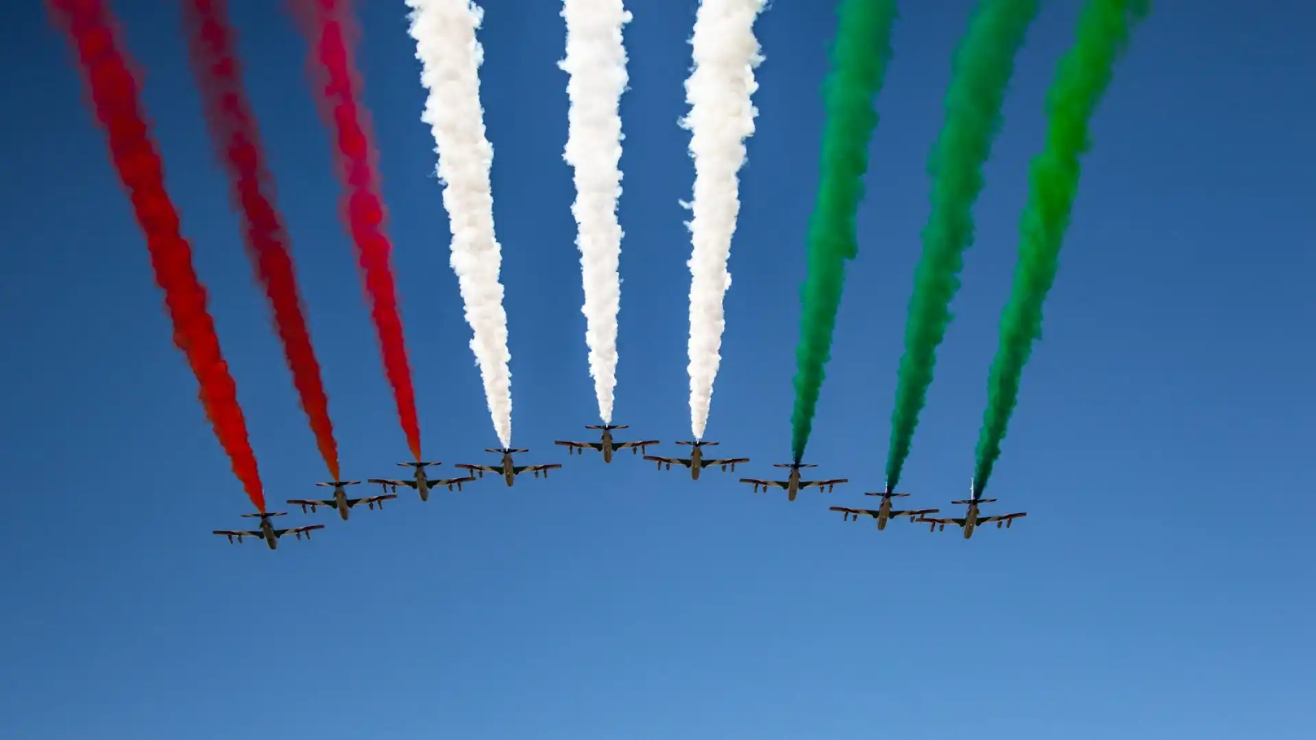 L'inno italiano ha accompagnato la pattuglia dell'Aeronautica Militare Italiana. Foto di Cristian Lovati