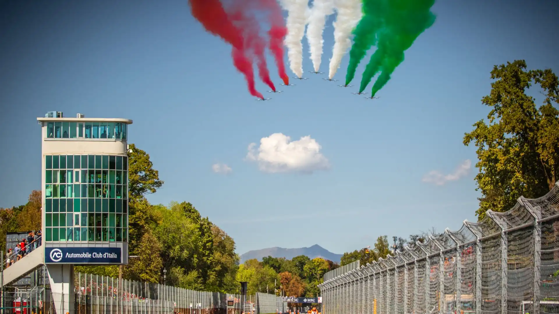 L'inno di Mameli è stato cantato da Andrea Bocelli, mentre le Frecce Tricolori coloravano i cieli di Monza. Foto di Cristian Lovati
