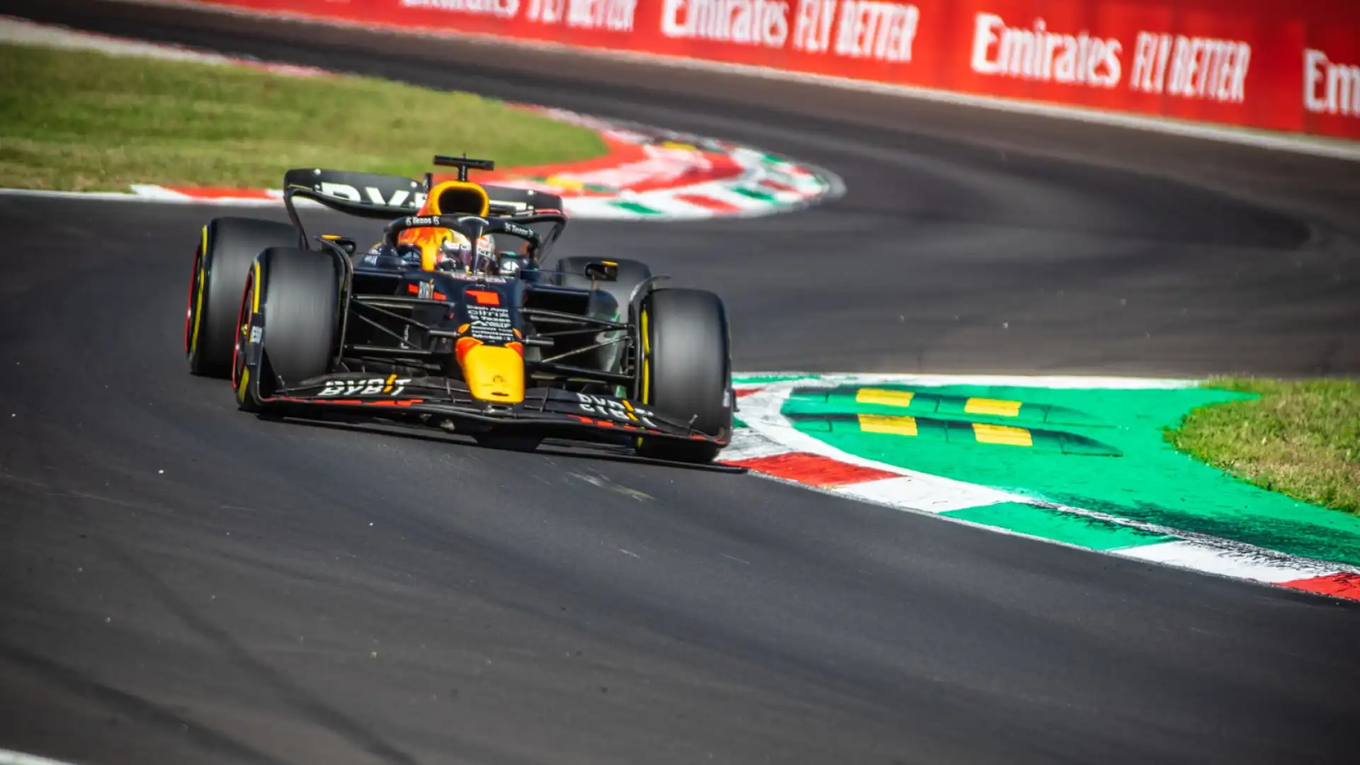 Verstappen 9: il connubio del pilota olandese con la Red Bull è perfetto e attualmente invincibile. Quinta vittoria di fila, partito settimo il campione del mondo è stato inesorabile anche a Monza. Foto di Cristian Lovati

