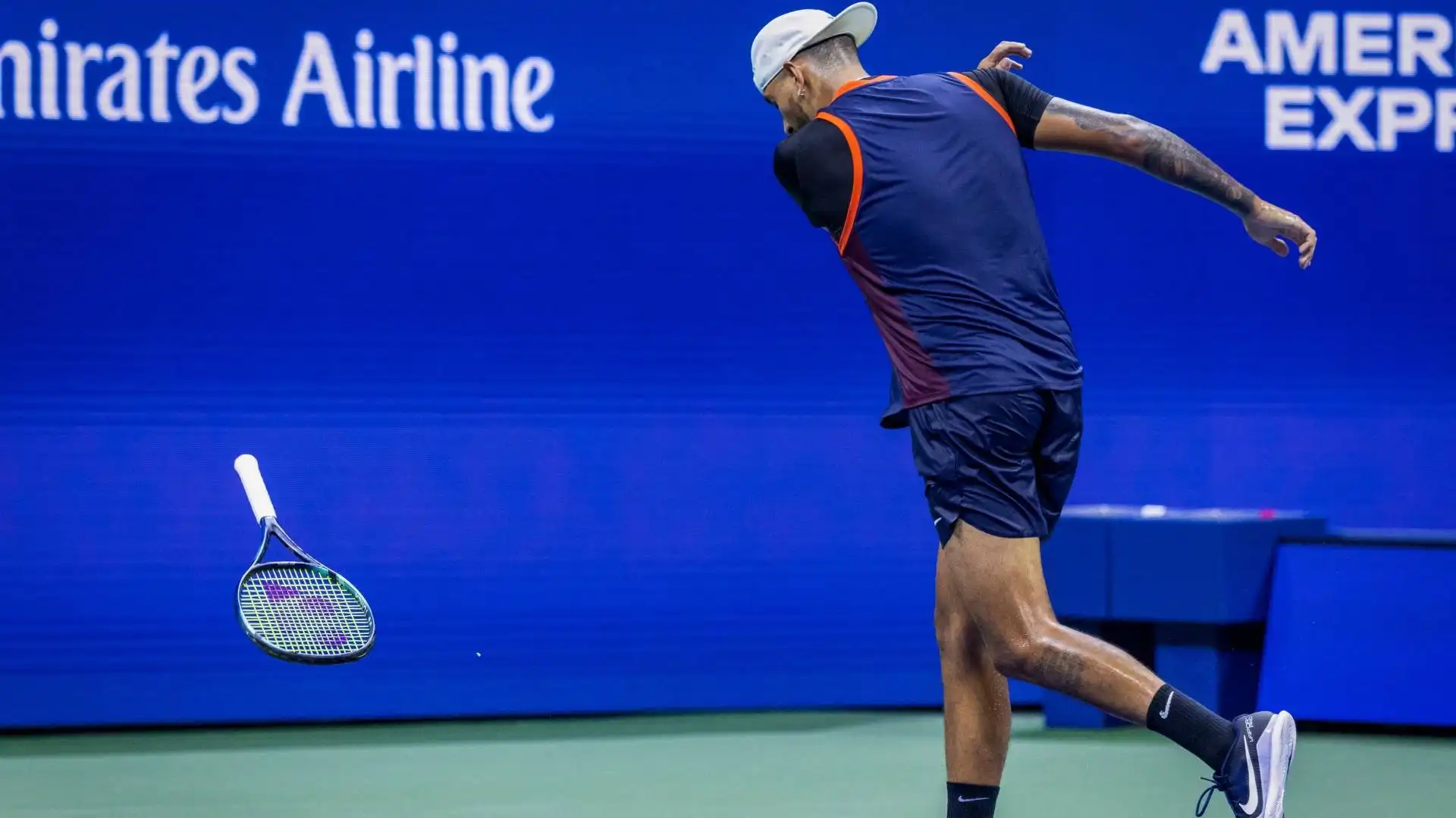 Oltre alla racchetta, Kyrgios ha tirato anche una pallata pazzesca in tribuna, per fortuna terminata sotto la prima fila, durante il secondo set