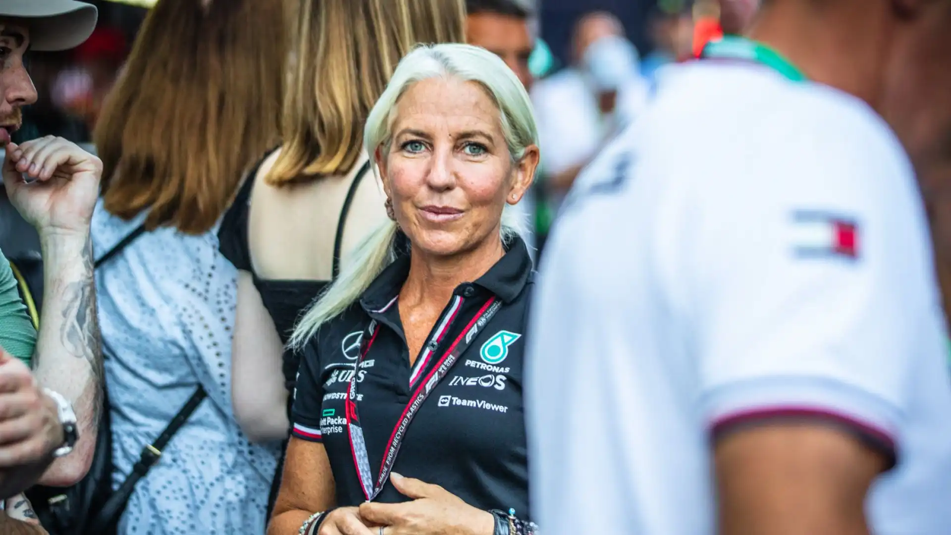 La preparatrice di Lewis Hamilton non è solo la fisioterapista ma anche un'aiutante cruciale per l'inglese. Foto di Cristian Lovati