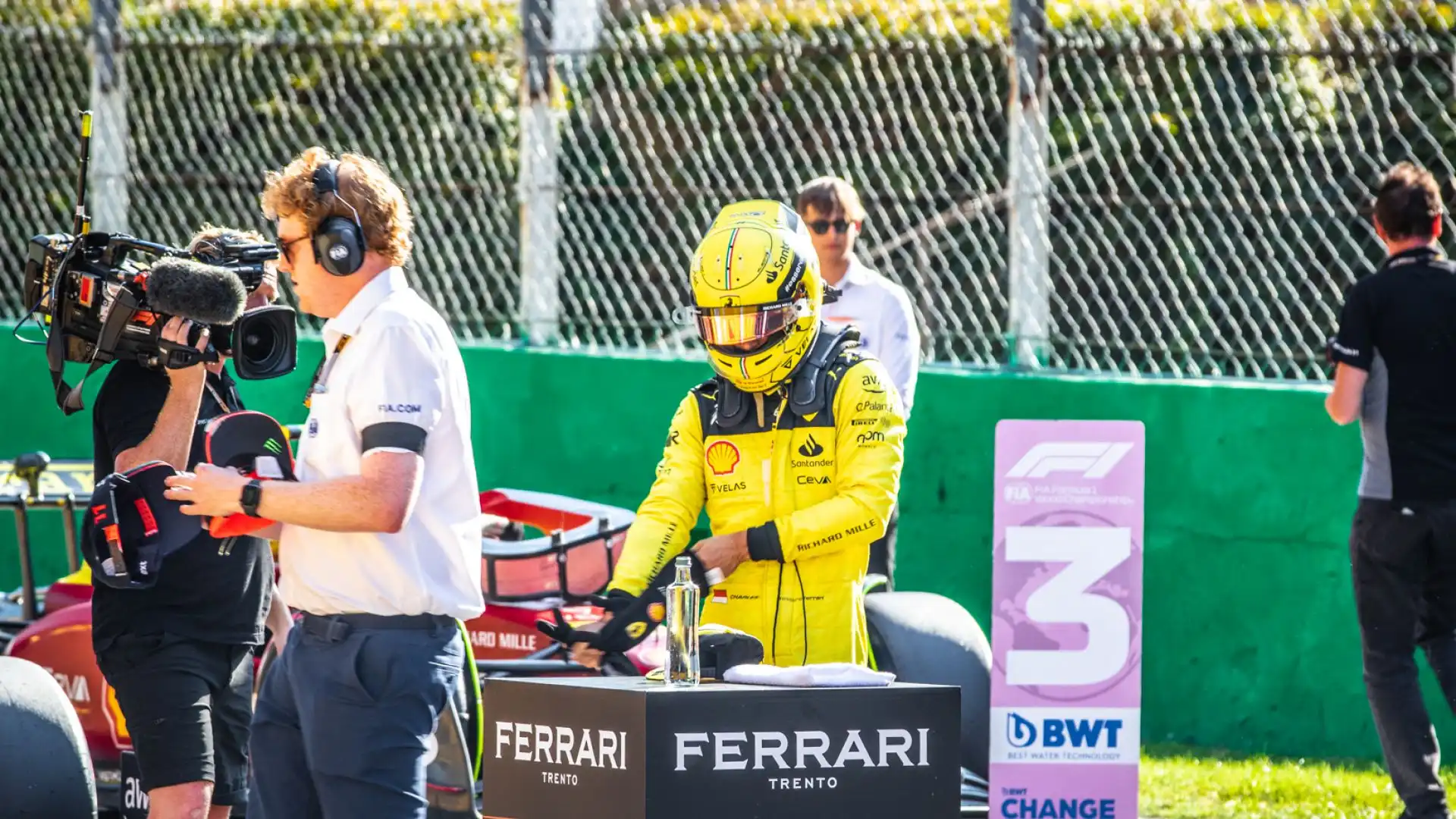 Terzo tempo per l'altro ferrarista Carlos Sainz, retrocesso però a fondo griglia per la sostituzione del motore. Foto di Cristian Lovati