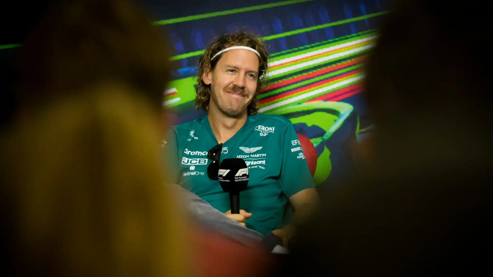 Vettel si è presentato in conferenza stampa con un look diverso. Foto di Cristian Lovati