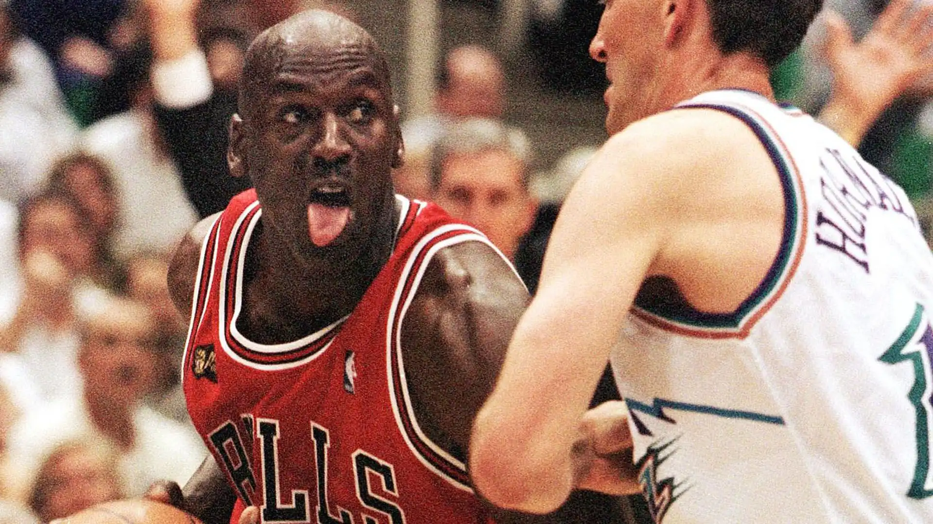Come riportato da ESPN, la casacca indossa da Michael Jordan in gara 1 delle NBA Finals NBA è stata venduta alla cifra record di 10,091 milioni di dollari