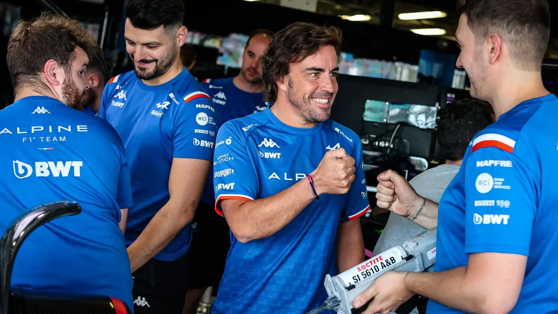 Qui un sorridente Fernando Alonso si confronta con i tecnici