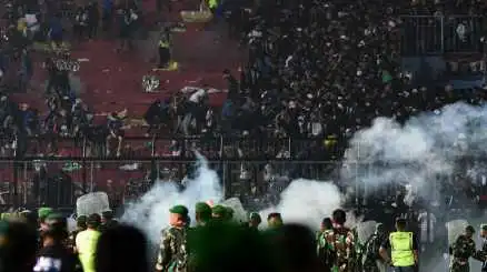 Scontri e centinaia di morti a una partita di calcio: le terribili immagini