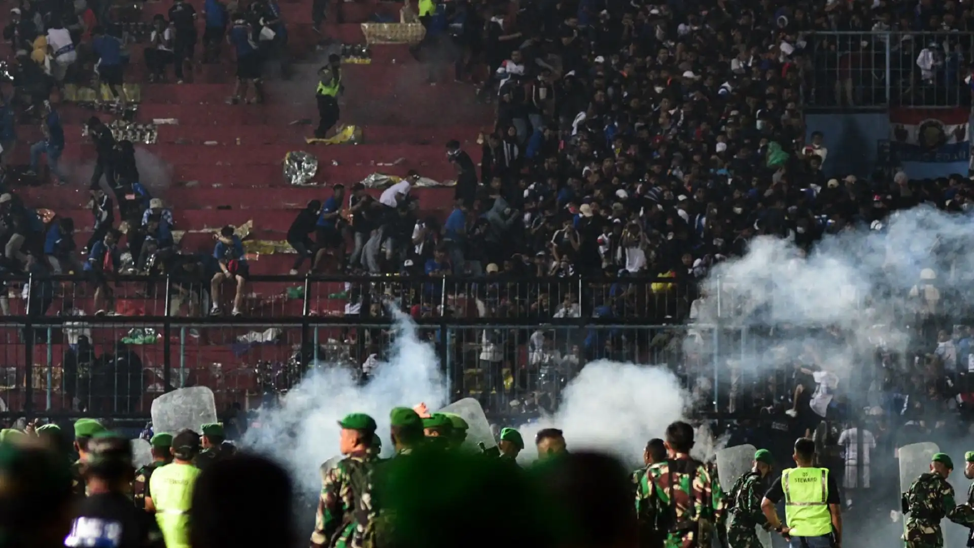 Tragedia allo stadio in Indonesia dopo il match tra l'Arema Fc e il Persebaya Surabaya: oltre 180 morti negli scontri