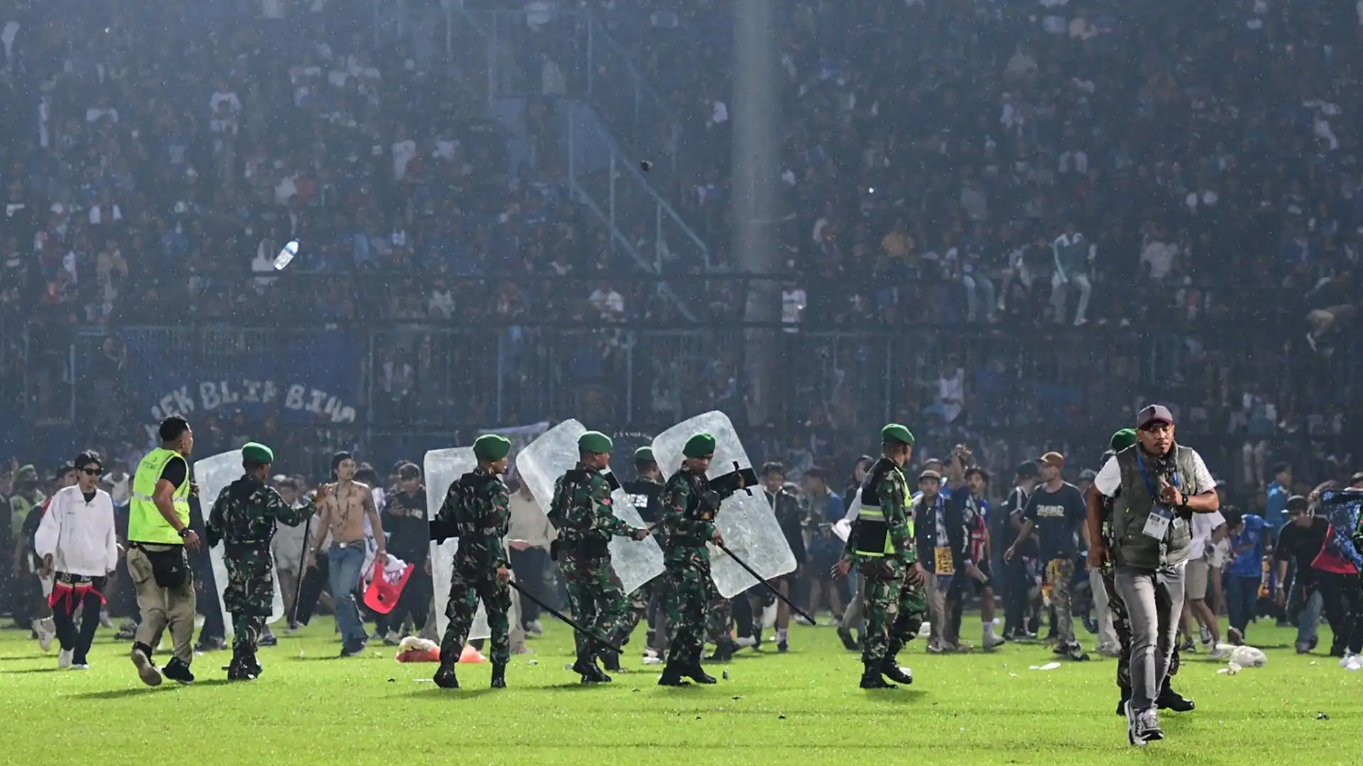 Una tragedia immane si è consumata nella notte tra l'1 e il 2 ottobre in Indonesia: l'Arema Fc ha perso contro il Persebaya Surabaya per 3-2 e i tifosi hanno invaso il campo, scontrandosi con il pubblico ospite