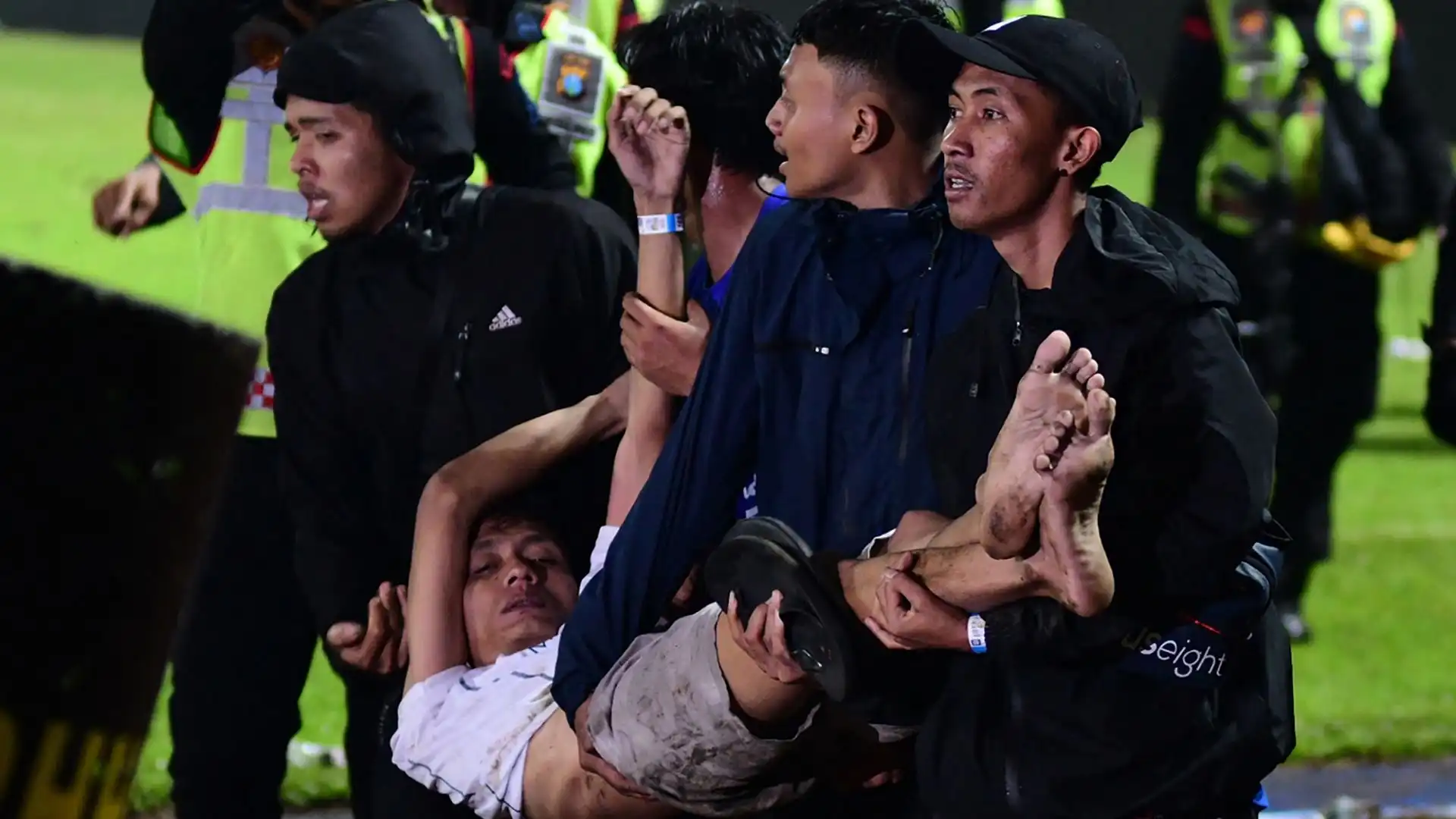 Molte delle vittime sono morte calpestate nella calca che si è creata all'esterno dello stadio, tantissimi i feriti