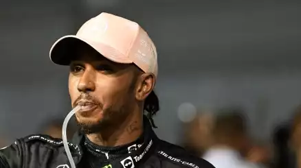 F1, il piercing di Lewis Hamilton costa caro alla Mercedes