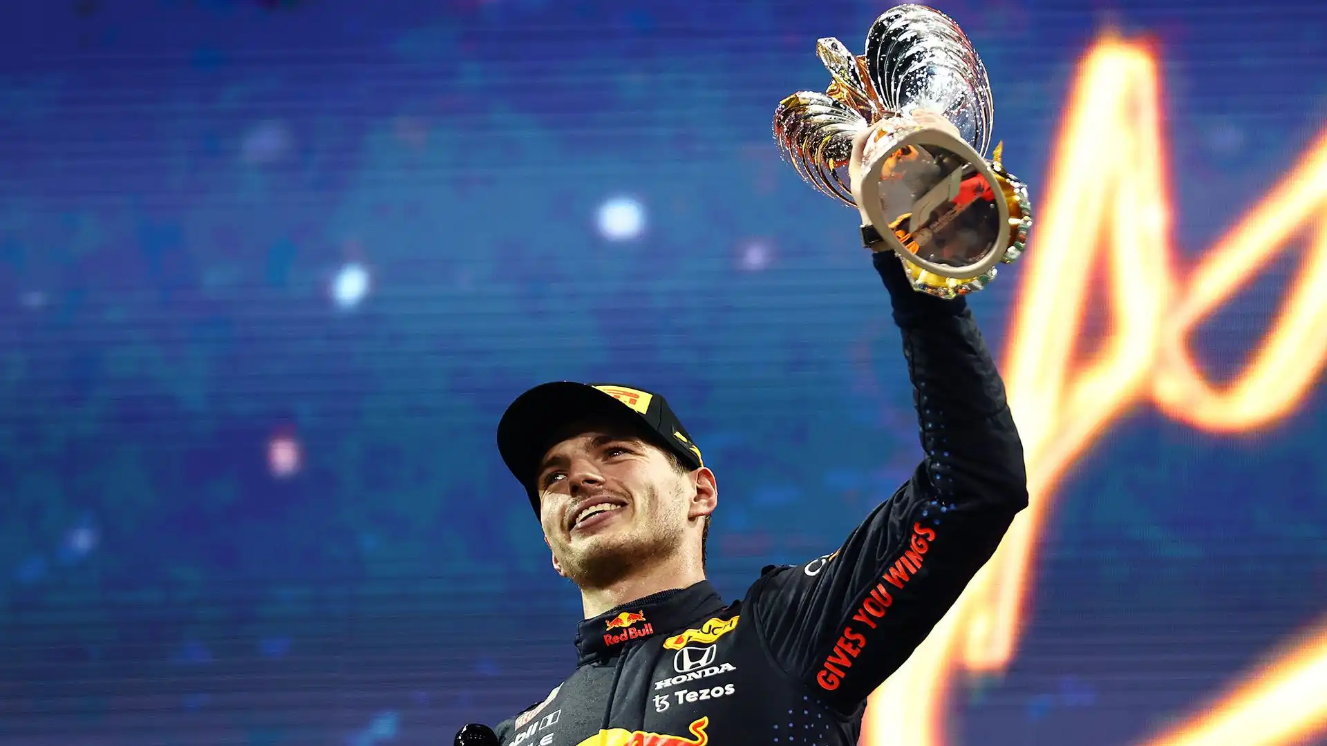 E' diventato il più giovane pilota ad aver vinto una gara del campionato del mondo di Formula 1 a soli 18 anni, 7 mesi e 15 giorni