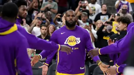 NBA: spettacoilare King James, i Lakers battono gli Spurs