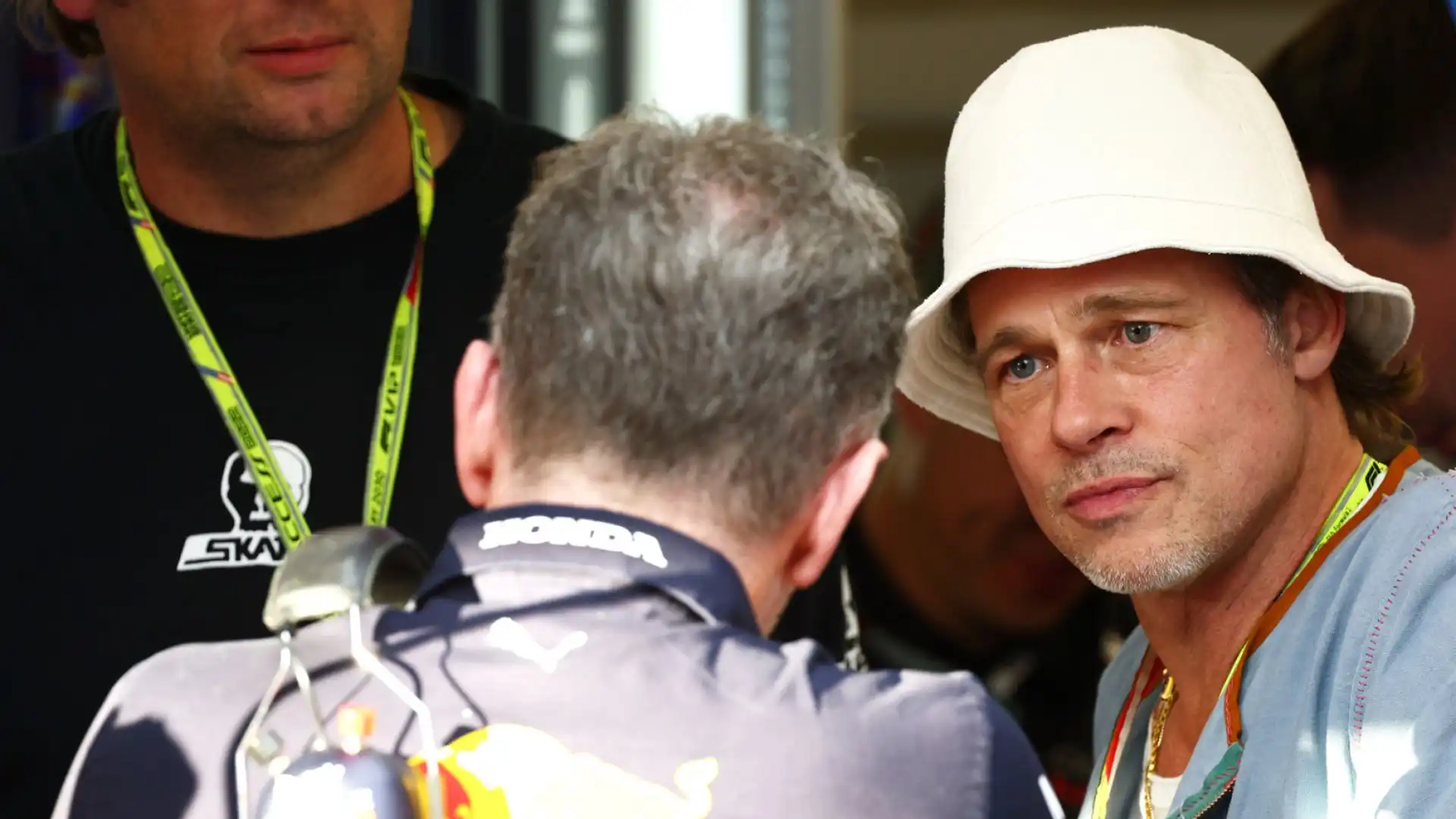 Pitt ha fatto una passeggiata nel paddock, per studiare la F1 in vista del suo prossimo film
