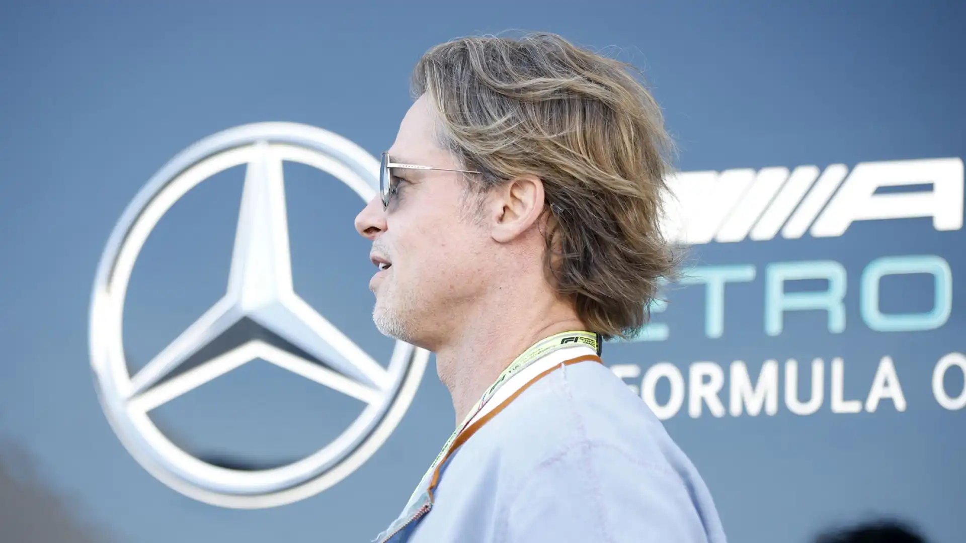 L'attore statunitense si è aggirato tra i box della Ferrari e della Mercedes