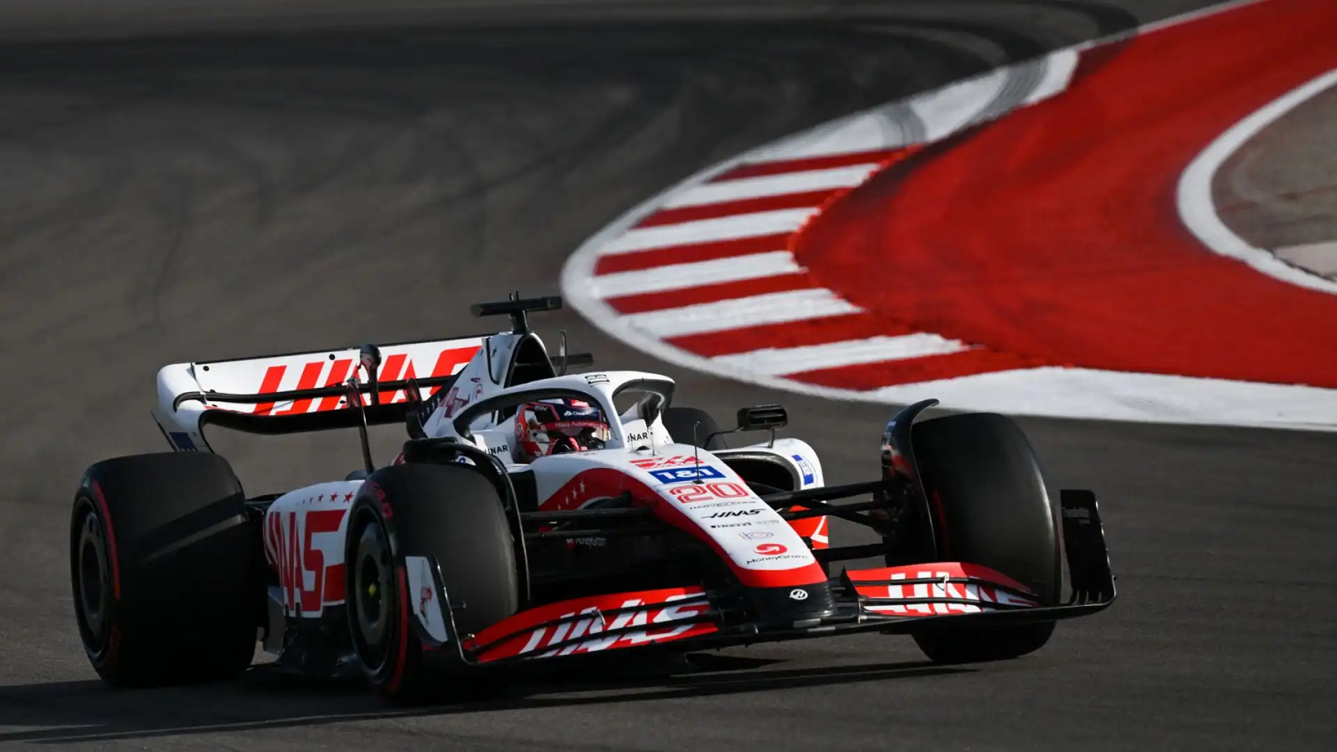 Magnussen 7 - Sfrutta al meglio la sua Haas mettendosi alle spalle metà griglia