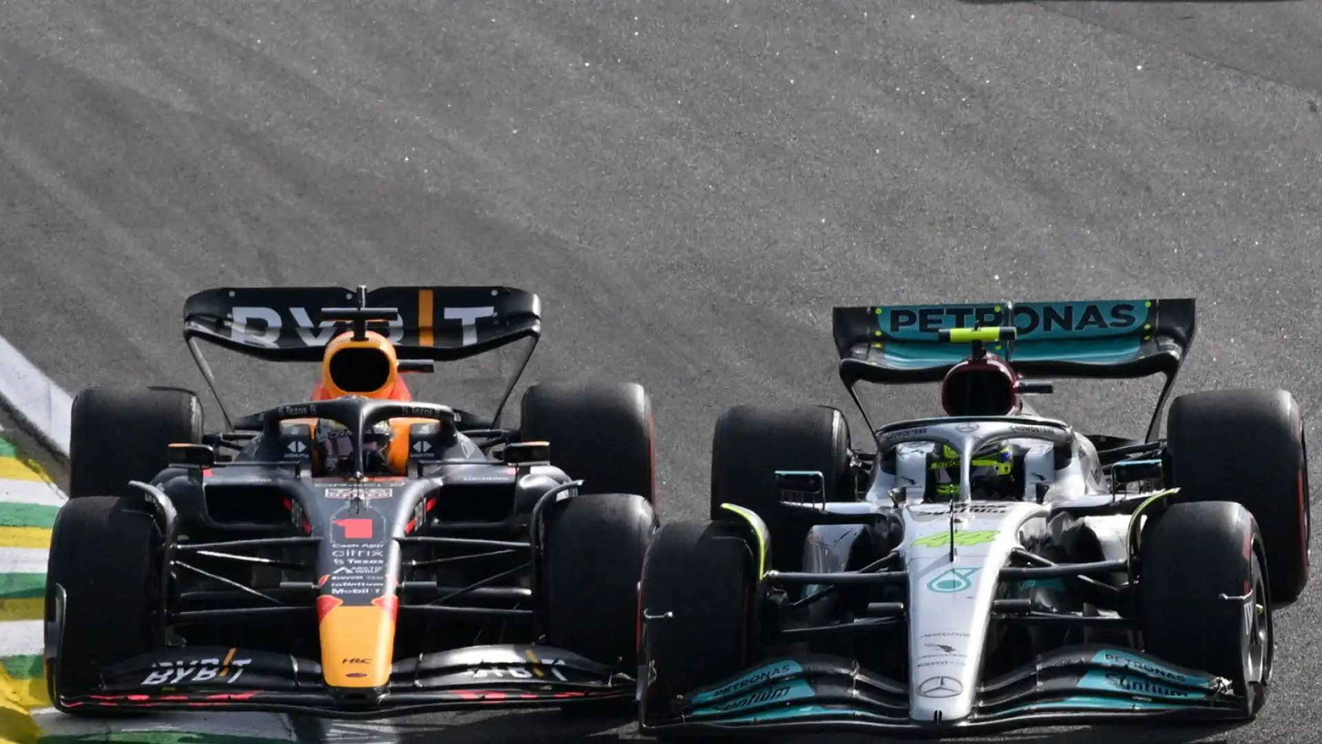 Verstappen 5. Viene punito per un contatto con Hamilton e nel finale non ascolta il suo team che gli chiede per tre volte di far passare Perez