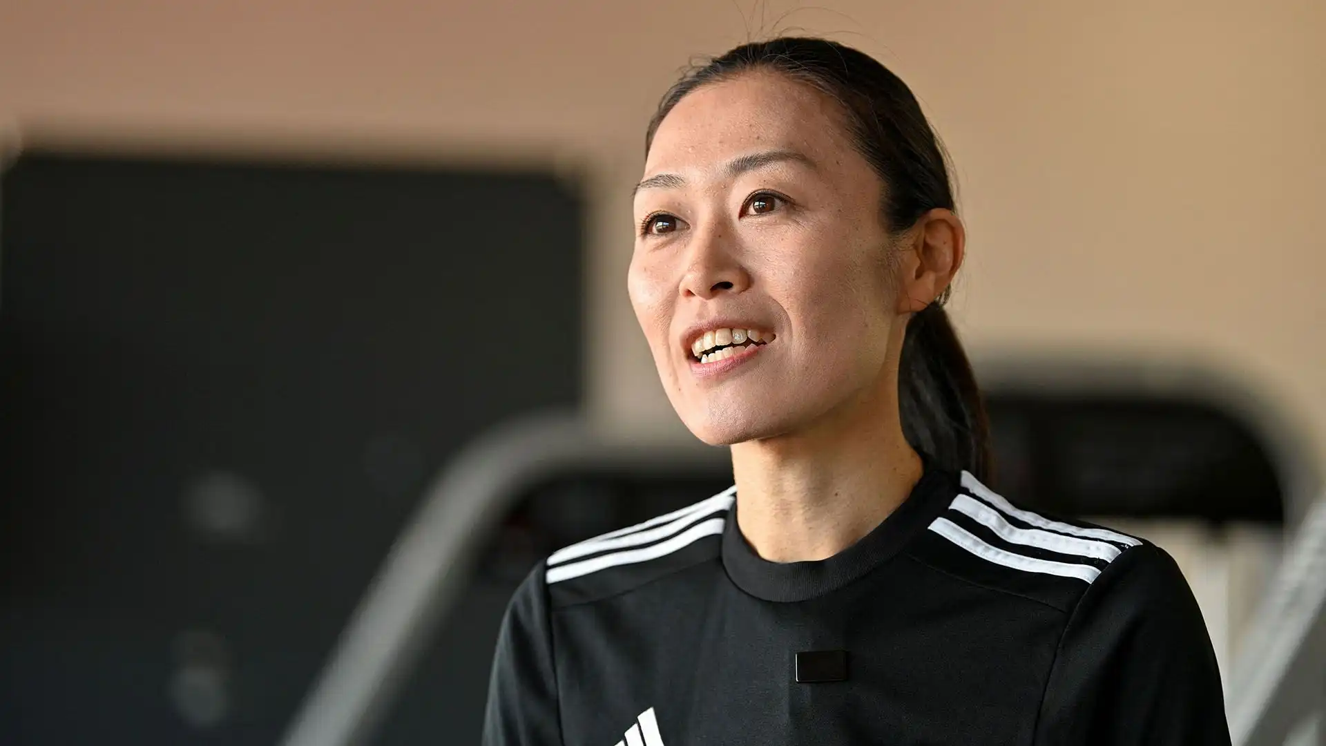 E' la prima donna arbitro ad arbitrare una partita sia nella AFC Champions League maschile che nella J1 League