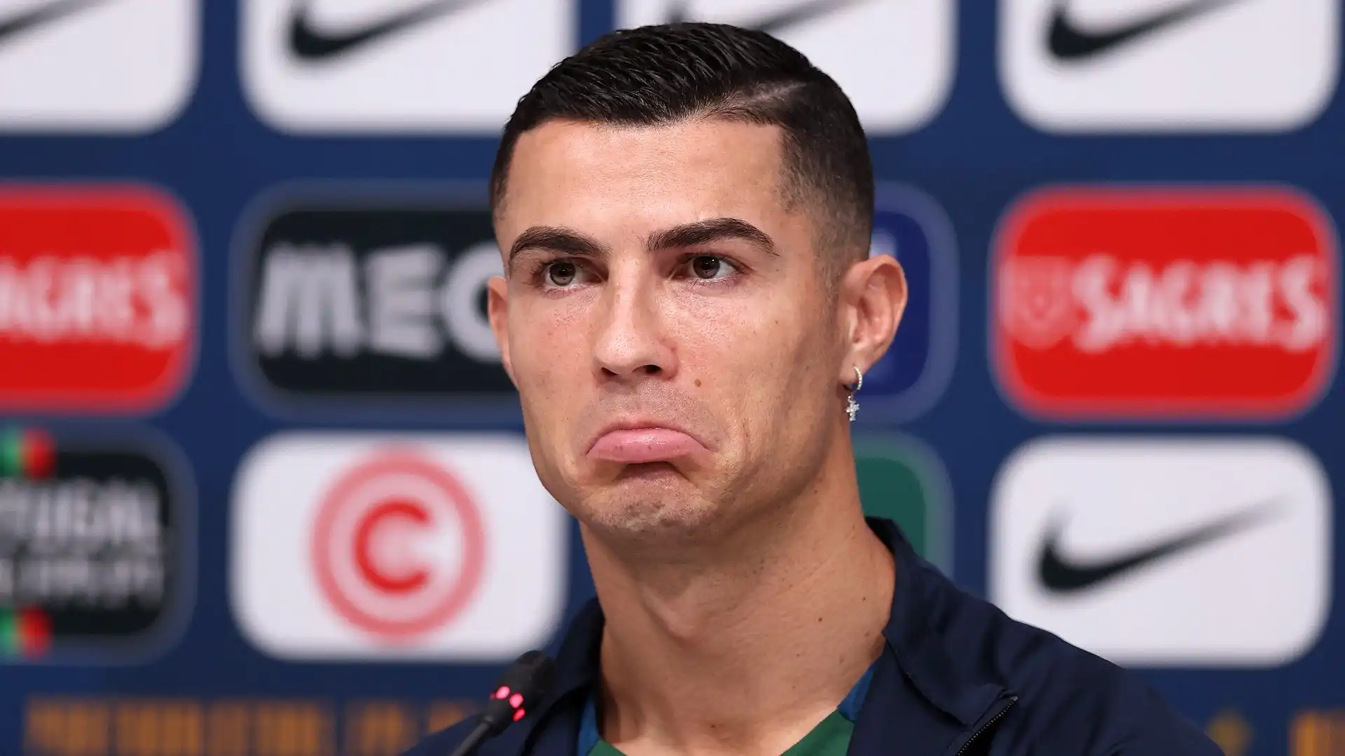 Cristiano Ronaldo polemico in conferenza stampa: le foto