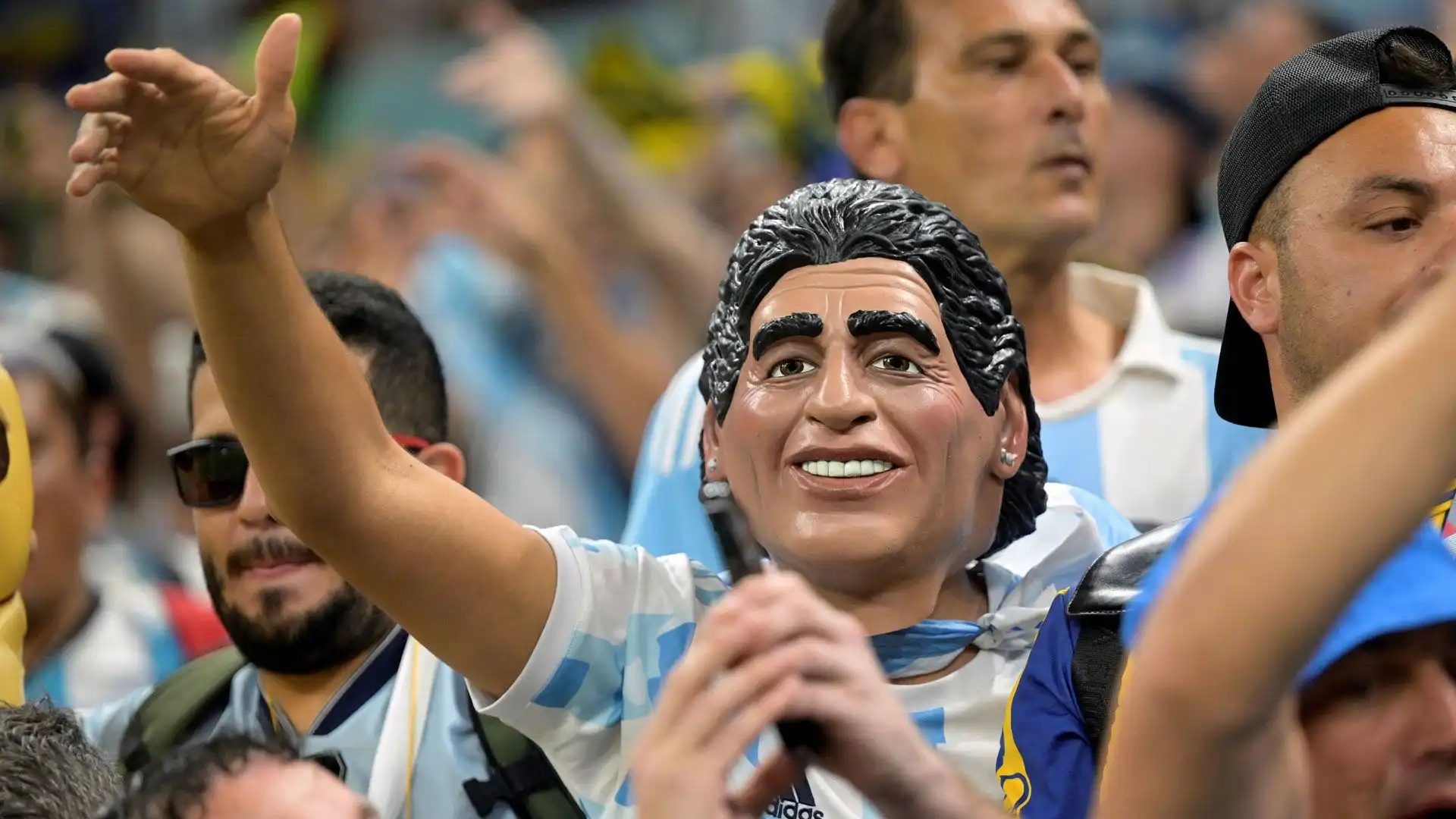I tifosi dell'Argentina hanno ricordato Diego Maradona a due anni dalla morte durante la partita con il Messico ai Mondiali