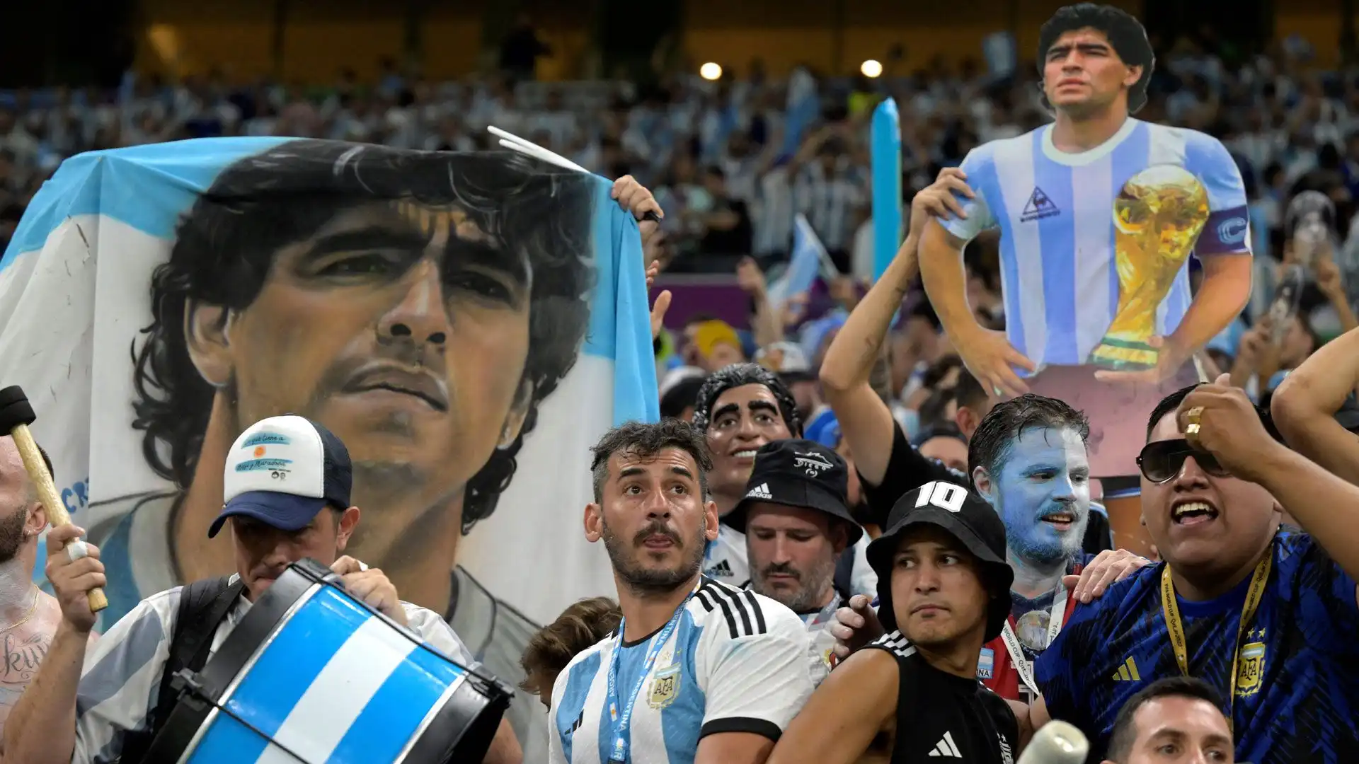 Sugli spalti dello stadio di Losail, non è Messi ma Maradona il giocatore più osannato