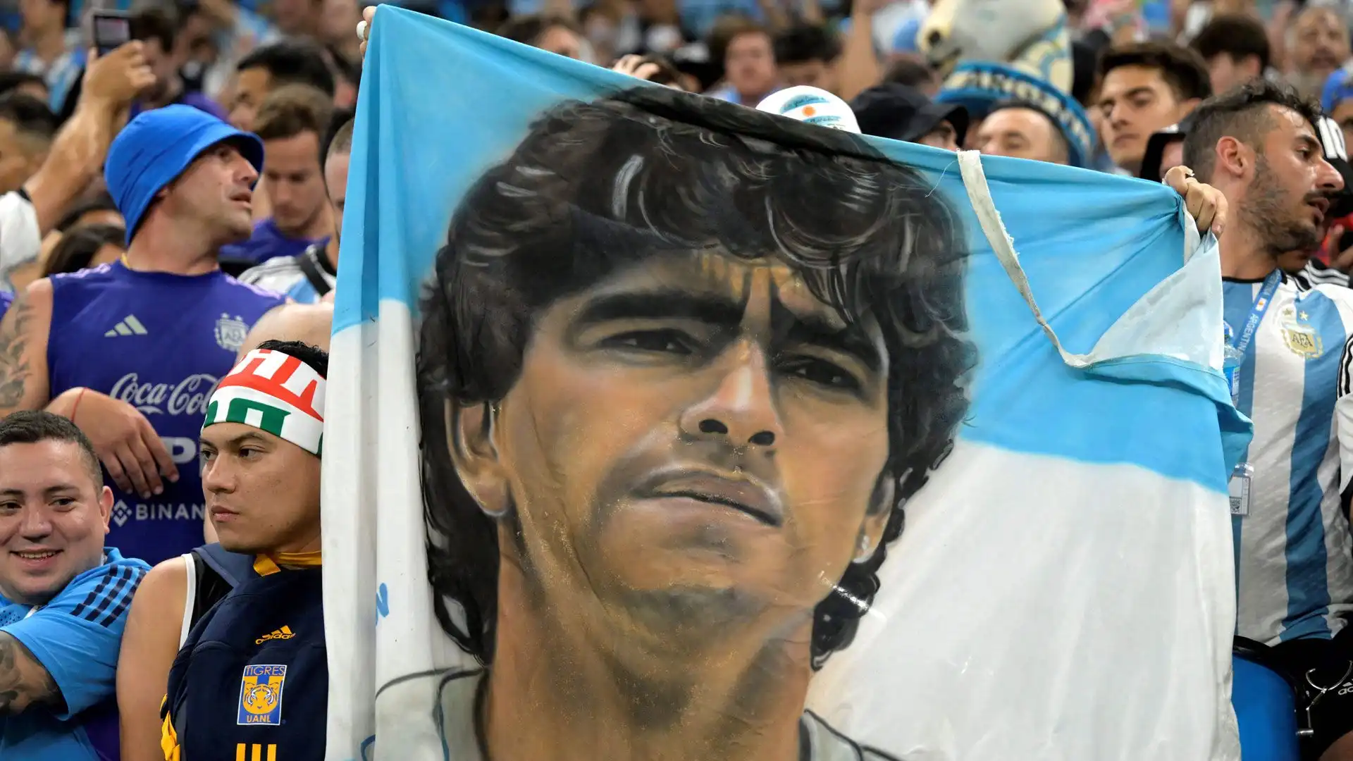 I tifosi argentini hanno voluto ricordare con affetto il leggendario numero 10